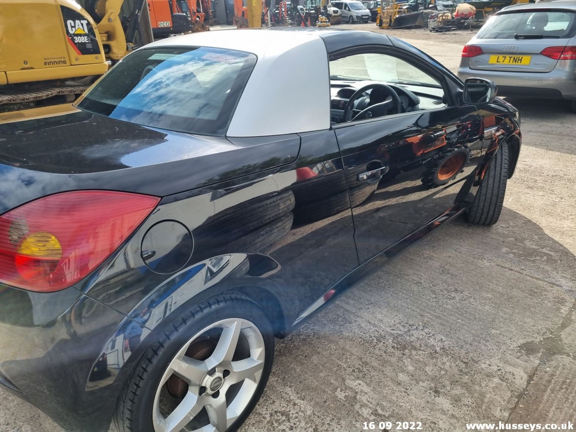 08/58 VAUXHALL TIGRA EXCLUSIV - 1364cc 2dr Convertible (Black) - Image 18 of 20