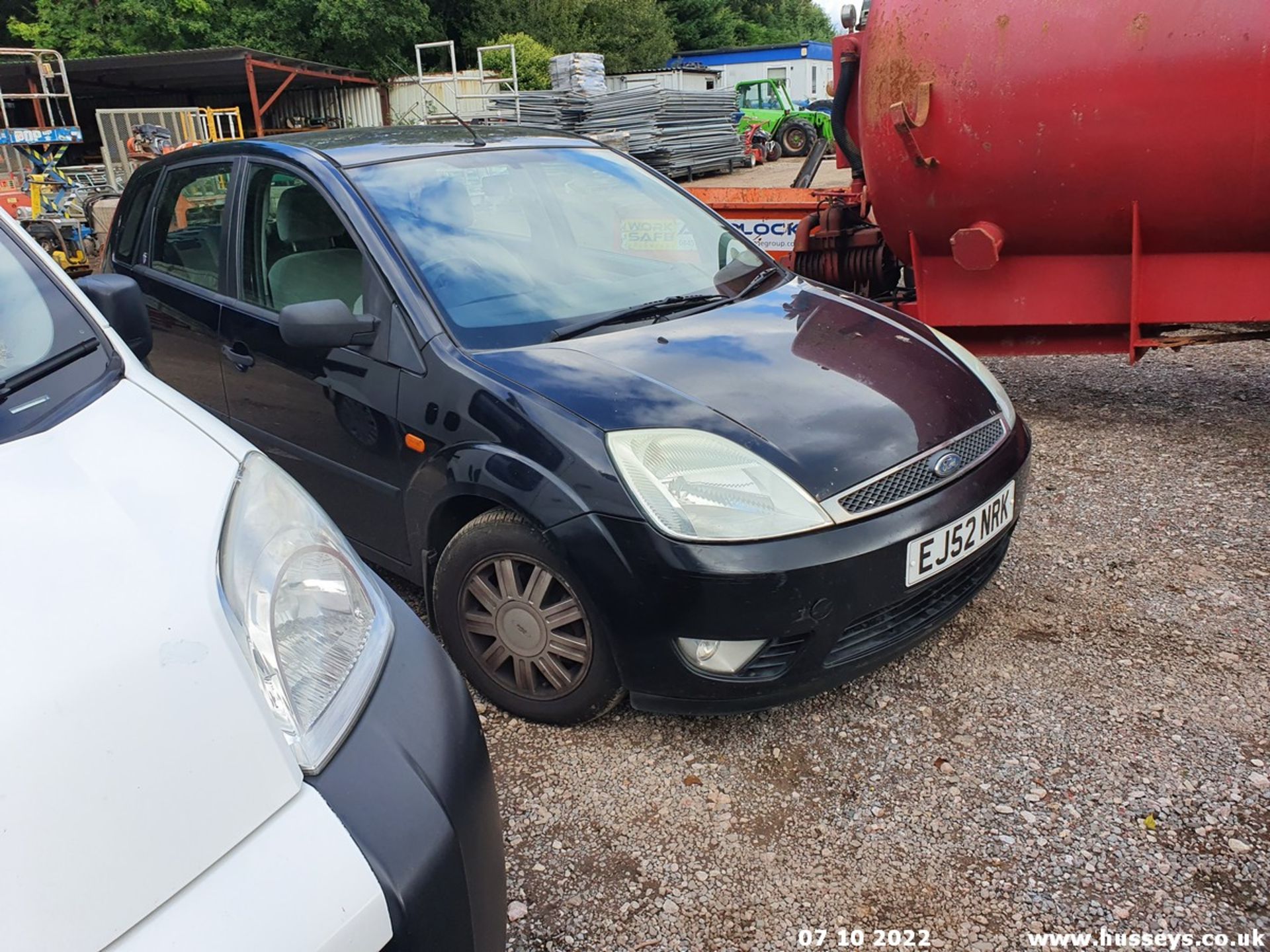 02/52 FORD FIESTA GHIA - 1388cc 5dr Hatchback (Black) - Image 3 of 21