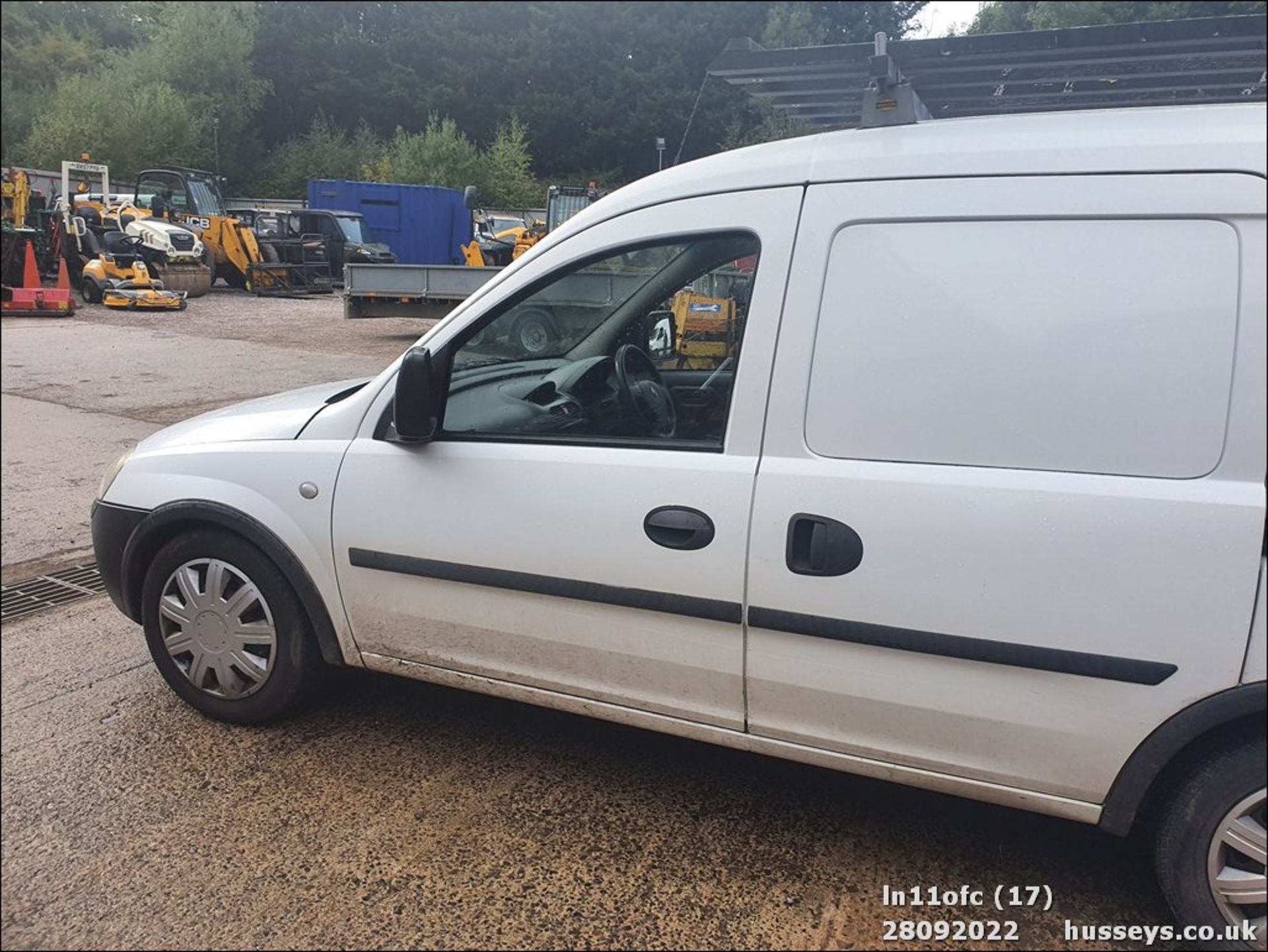 11/11 VAUXHALL COMBO 1700 CDTI 16V - 1686cc 5dr Van (White, 188k) - Image 17 of 34