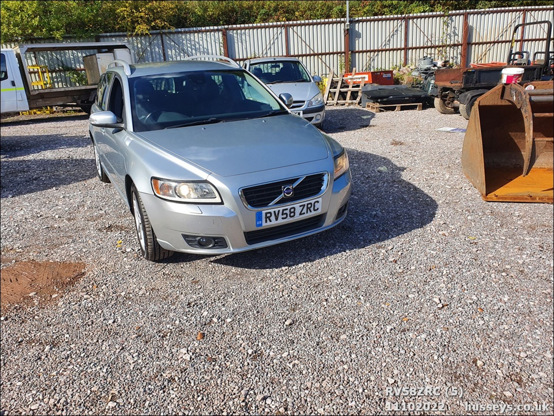 08/58 VOLVO V50 SE LUX D5 A - 2401cc 5dr Estate (Silver, 157k) - Image 5 of 25