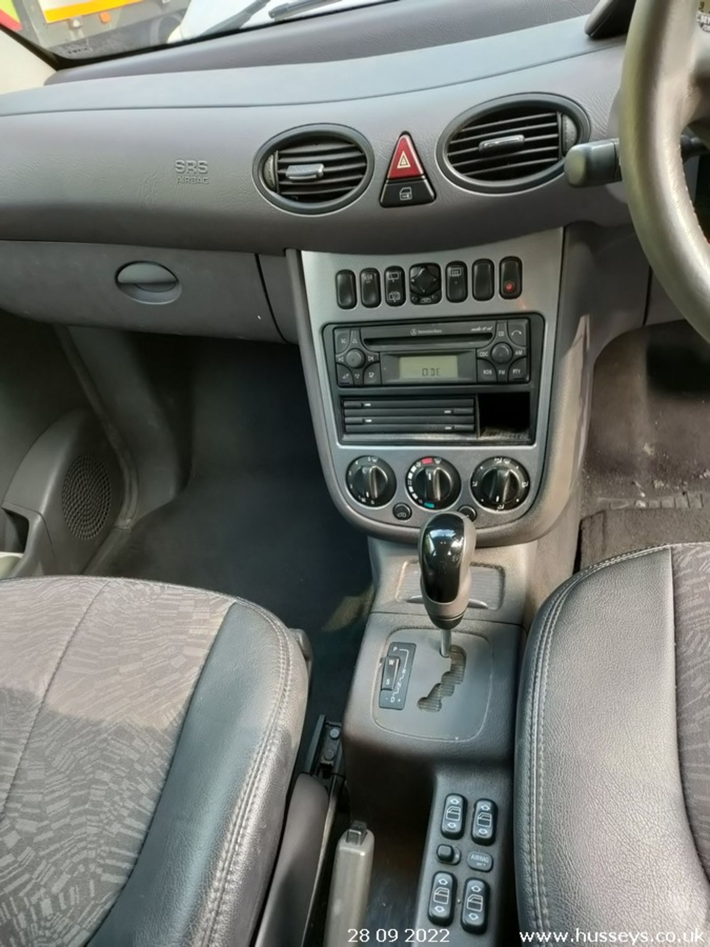 2001 MERCEDES A160 AVANTGARDE AUTO - 1598cc 5dr Hatchback (Silver) - Image 18 of 22