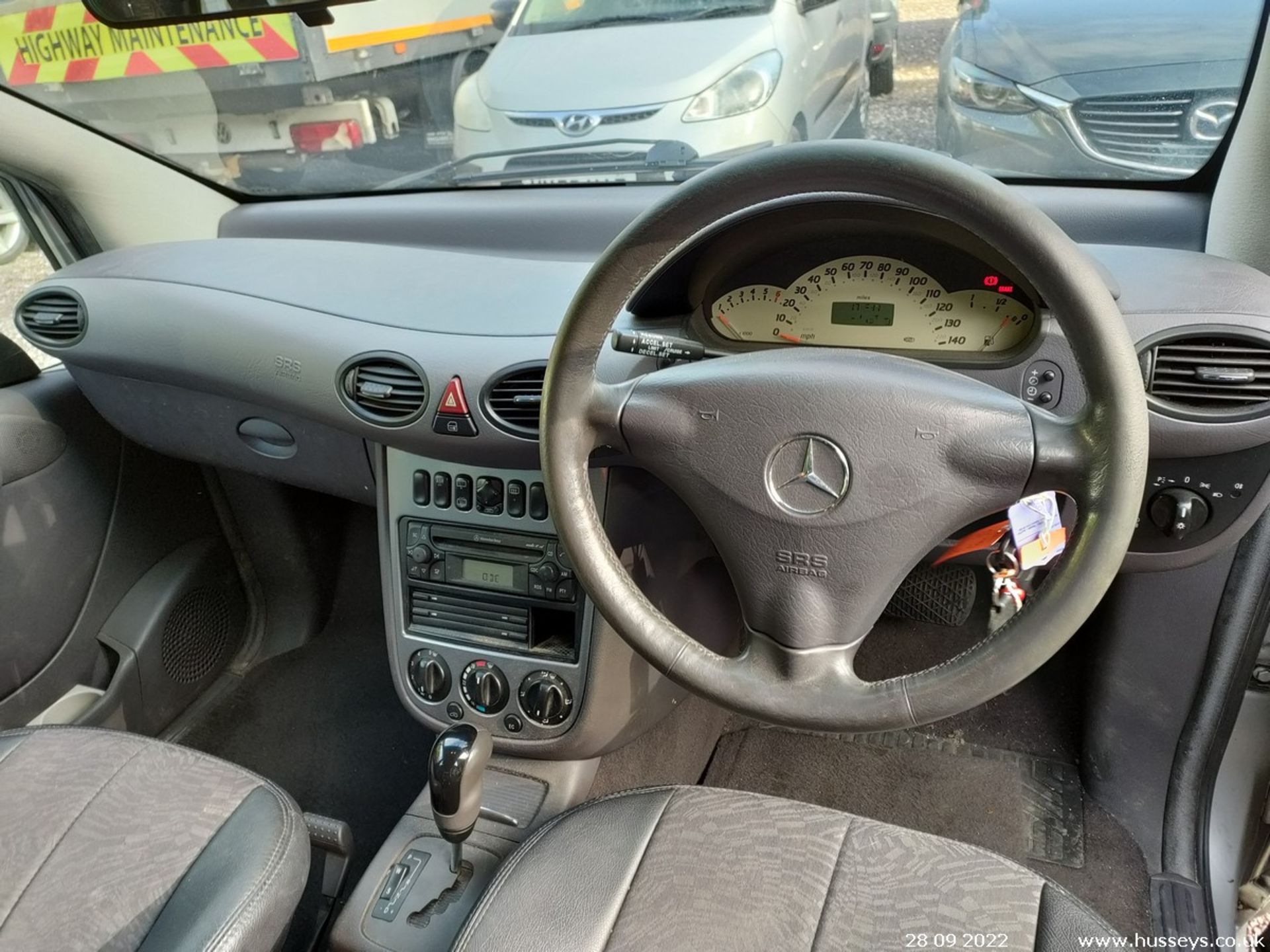 2001 MERCEDES A160 AVANTGARDE AUTO - 1598cc 5dr Hatchback (Silver) - Image 17 of 22