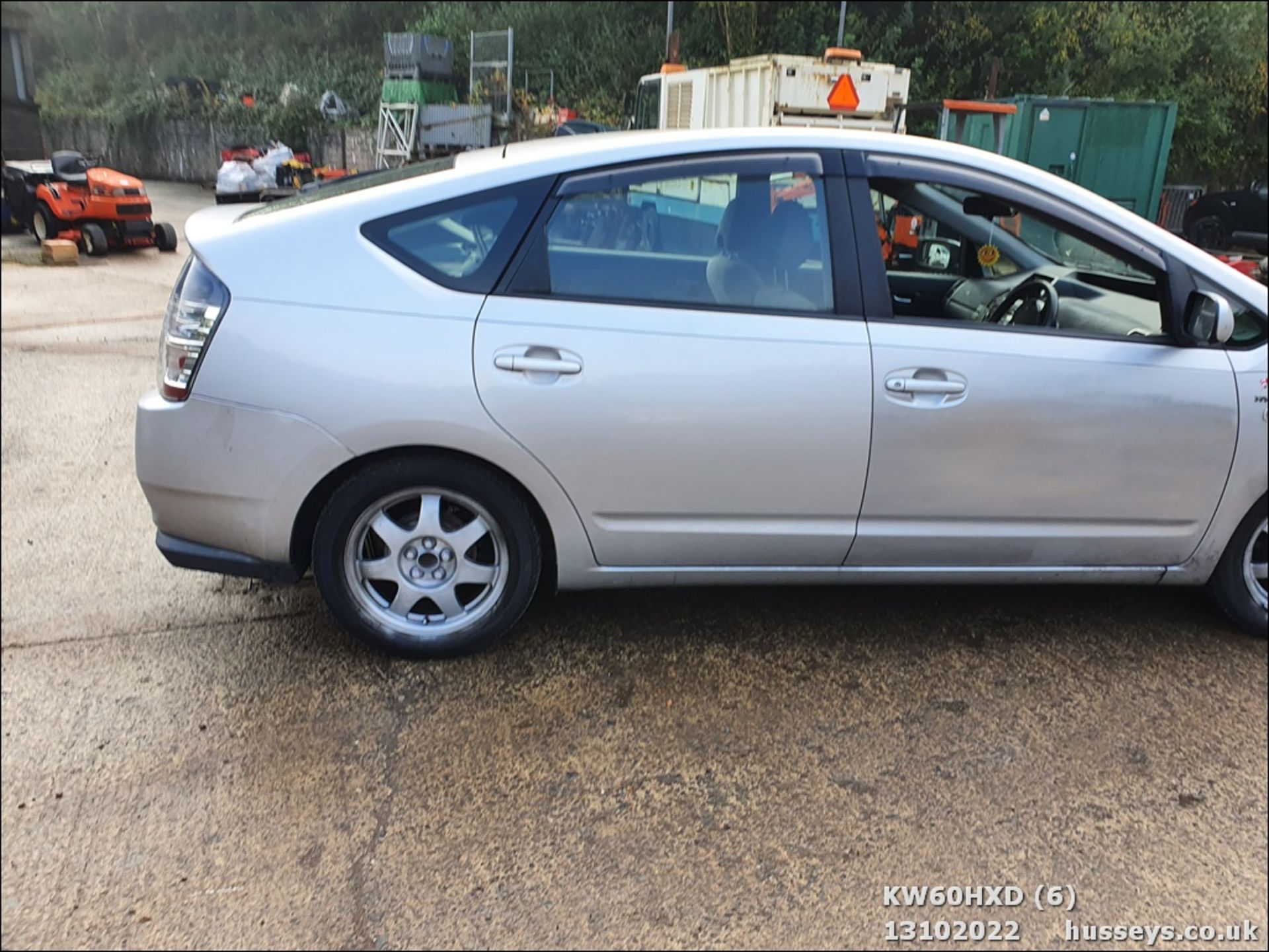 16/60 TOYOTA HYBRID ELEC - 1496cc 5dr Hatchback (Silver) - Image 6 of 31