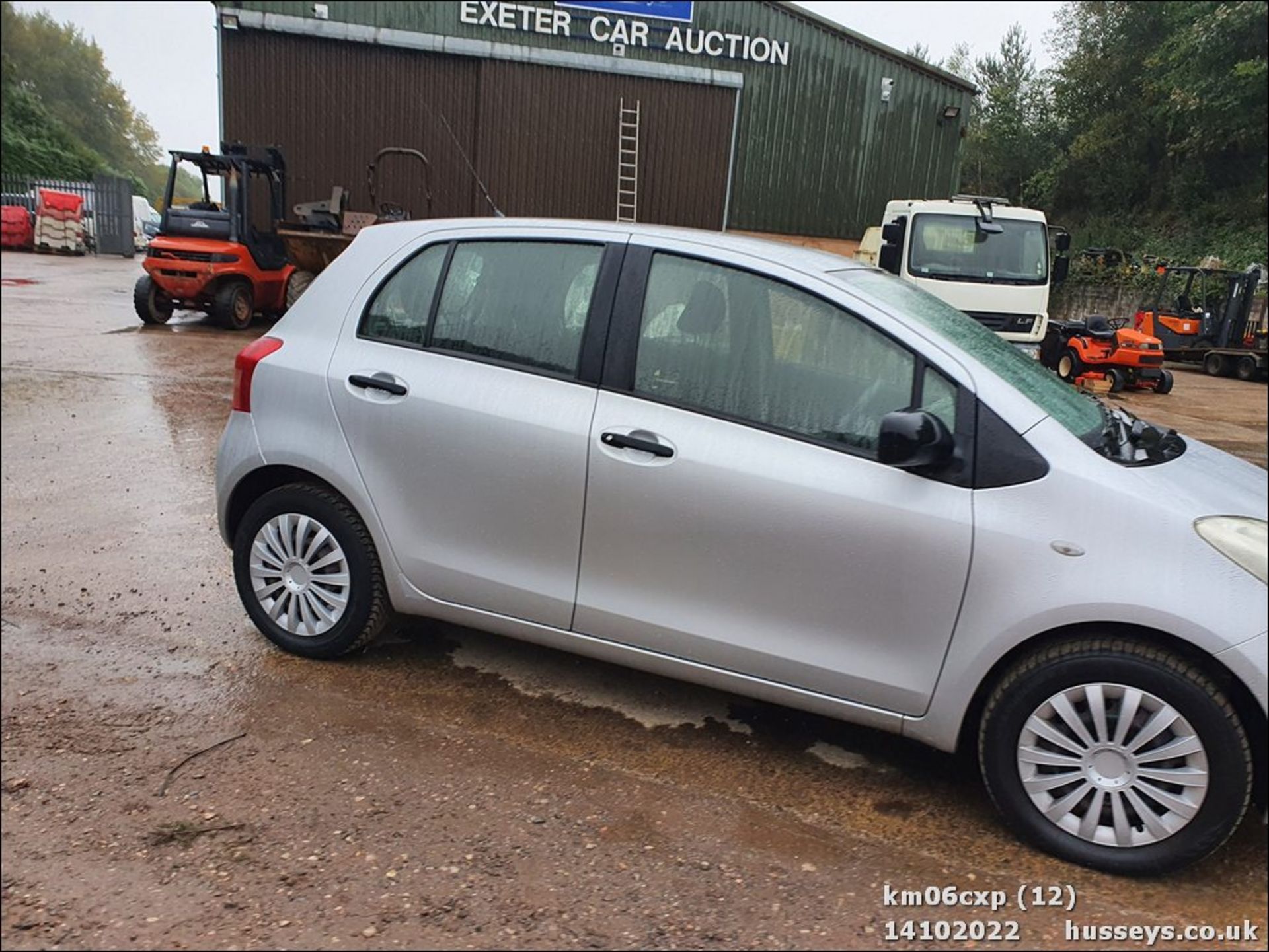 06/06 TOYOTA YARIS T2 - 998cc 5dr Hatchback (Silver, 73k) - Image 12 of 43