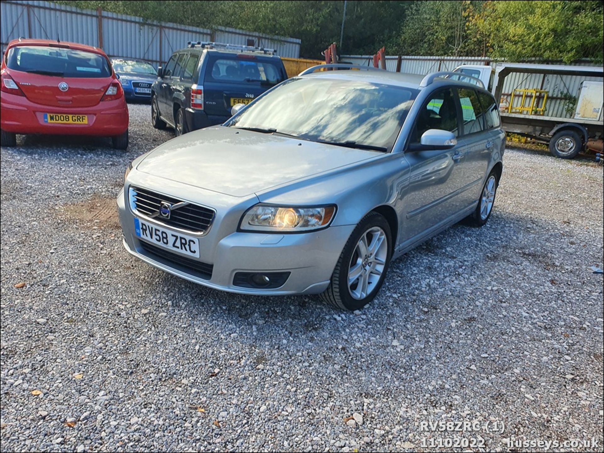 08/58 VOLVO V50 SE LUX D5 A - 2401cc 5dr Estate (Silver, 157k) - Image 2 of 25