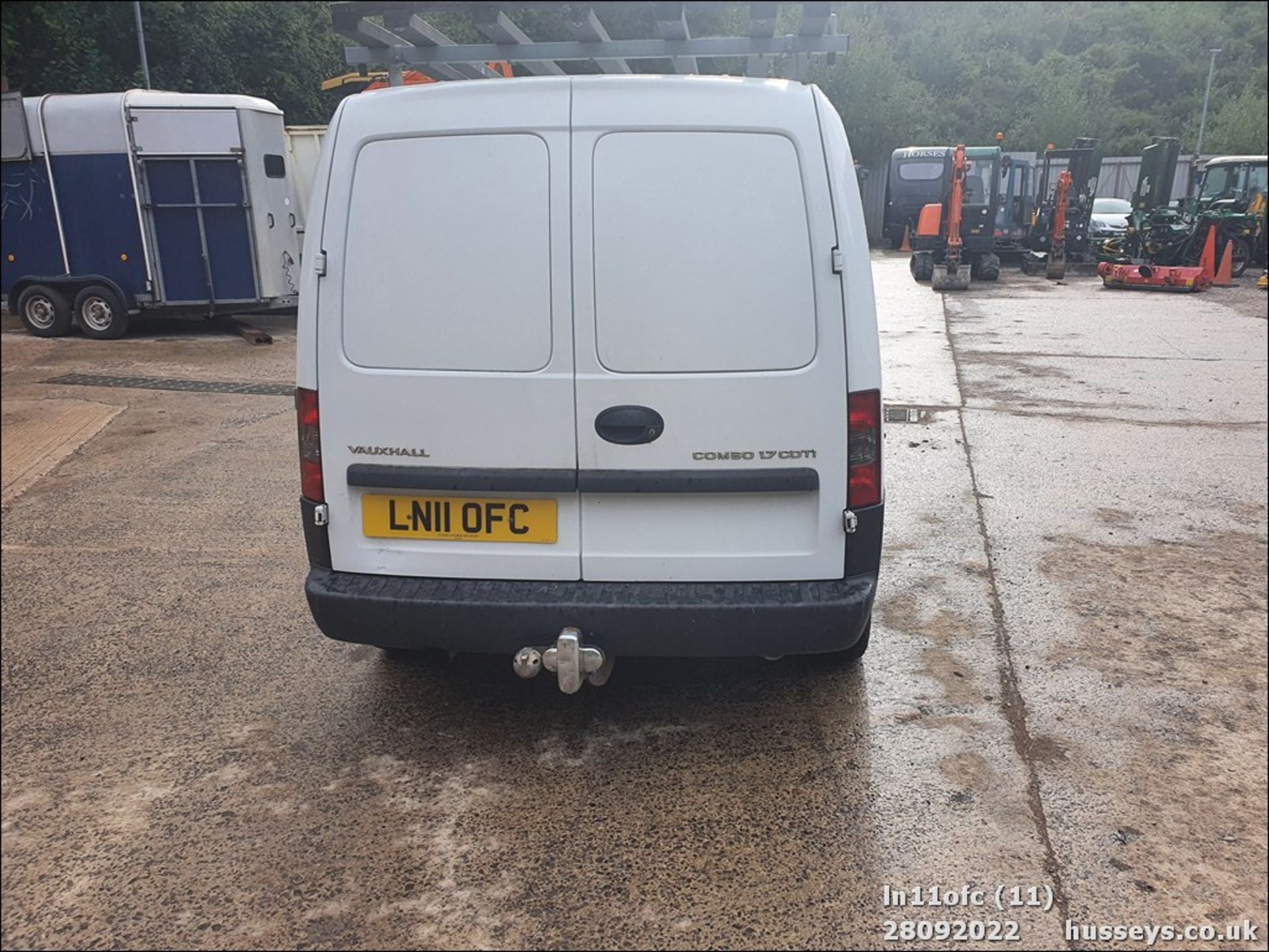 11/11 VAUXHALL COMBO 1700 CDTI 16V - 1686cc 5dr Van (White, 188k) - Image 11 of 34