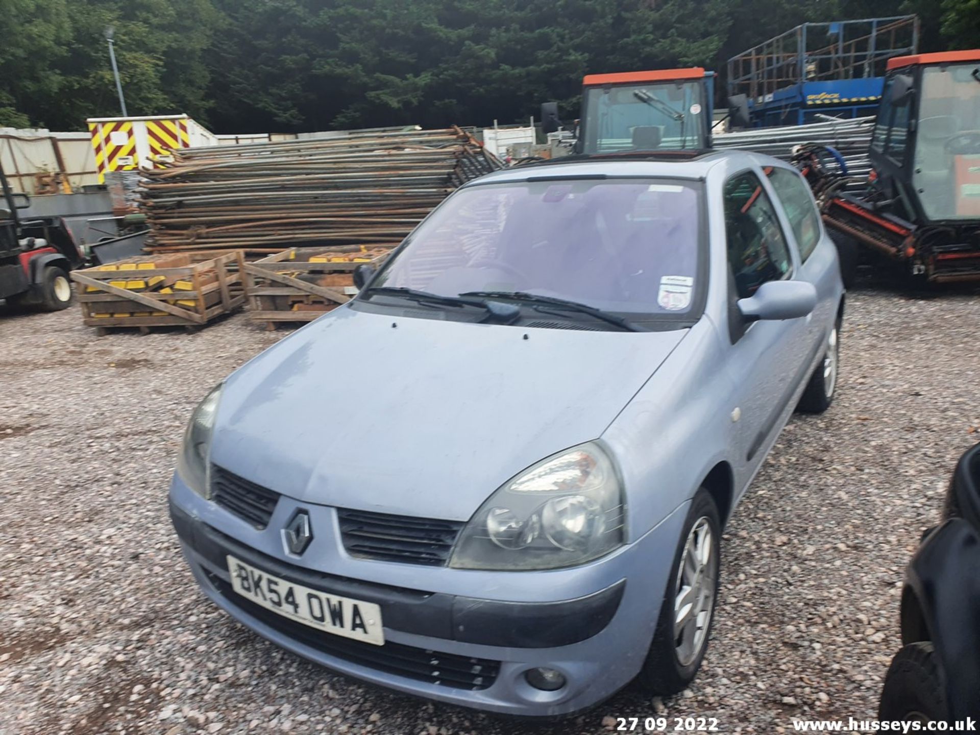 04/54 RENAULT CLIO DYNAMIQUE 16V - 1149cc 3dr Hatchback (Silver) - Image 9 of 26