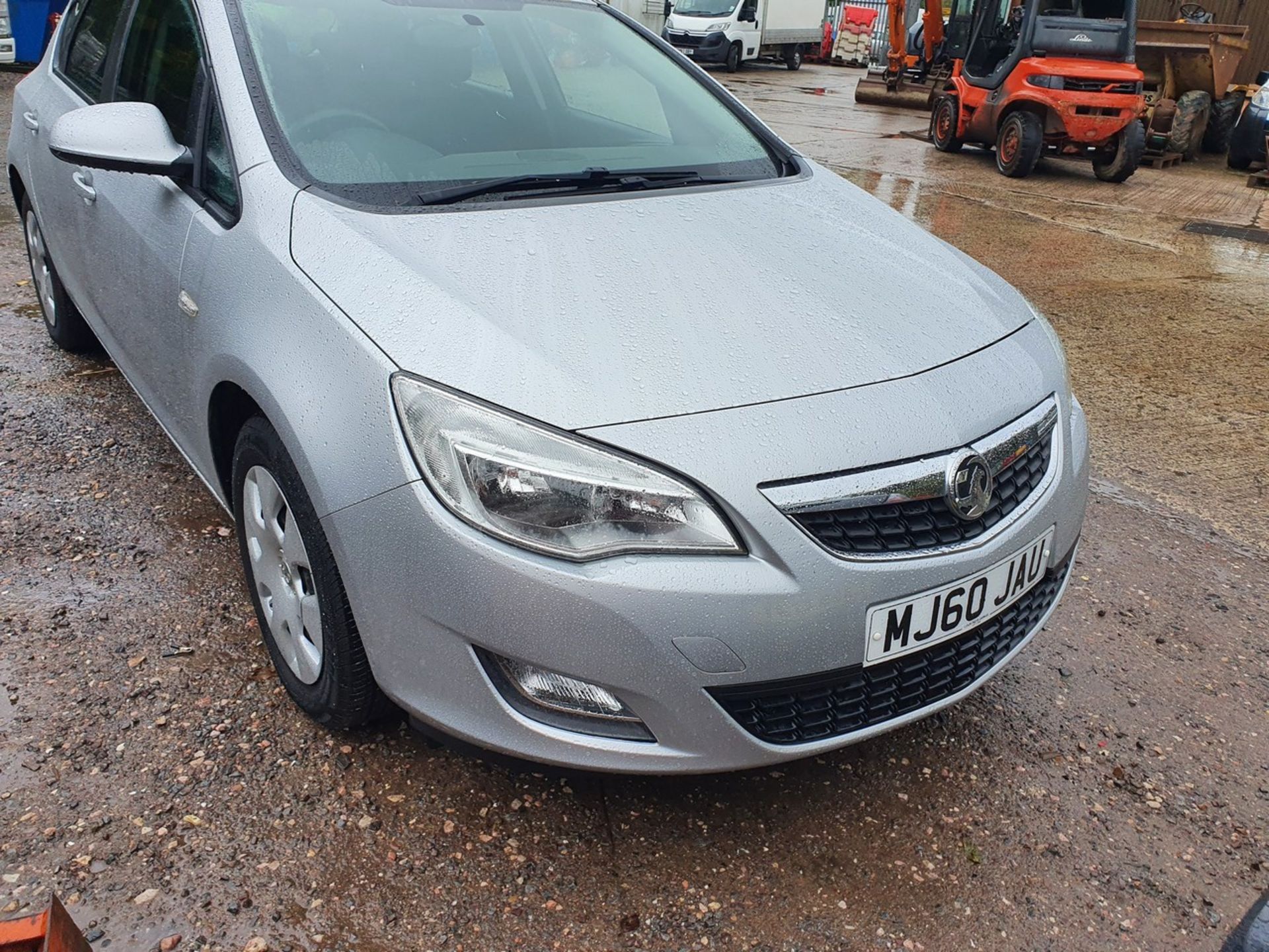 10/60 VAUXHALL ASTRA EXCLUSIV 113 - 1598cc 5dr Hatchback (Silver, 58k) - Image 4 of 23