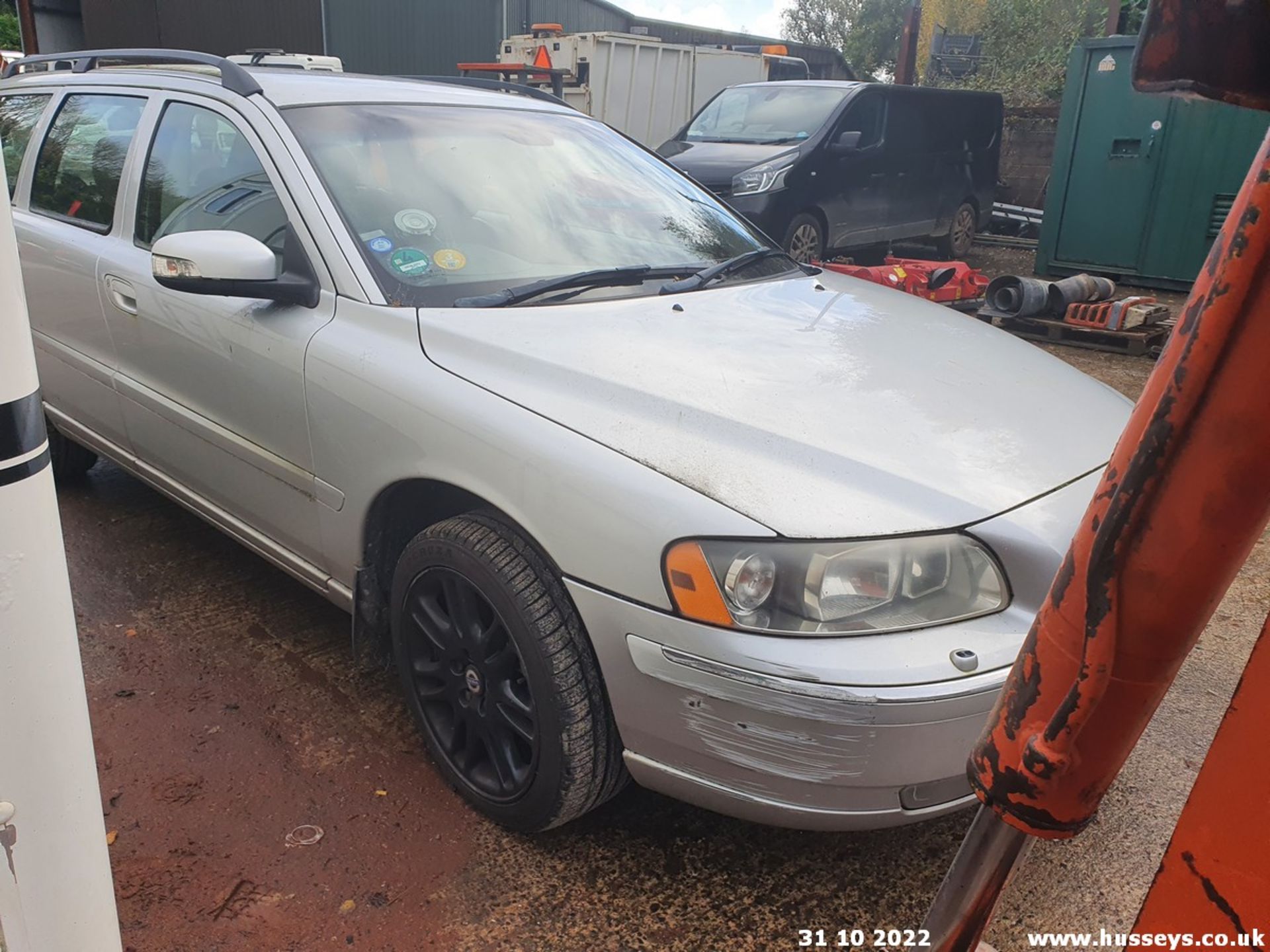 06/56 VOLVO V70 D5 SE E4 AWD - 2401cc 5dr Estate (Silver, 145k) - Image 9 of 22