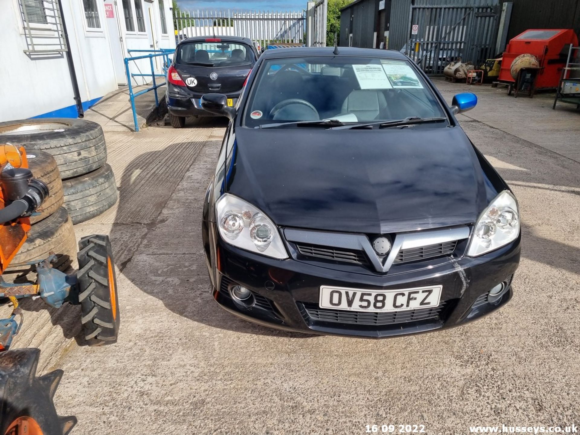 08/58 VAUXHALL TIGRA EXCLUSIV - 1364cc 2dr Convertible (Black) - Image 2 of 20