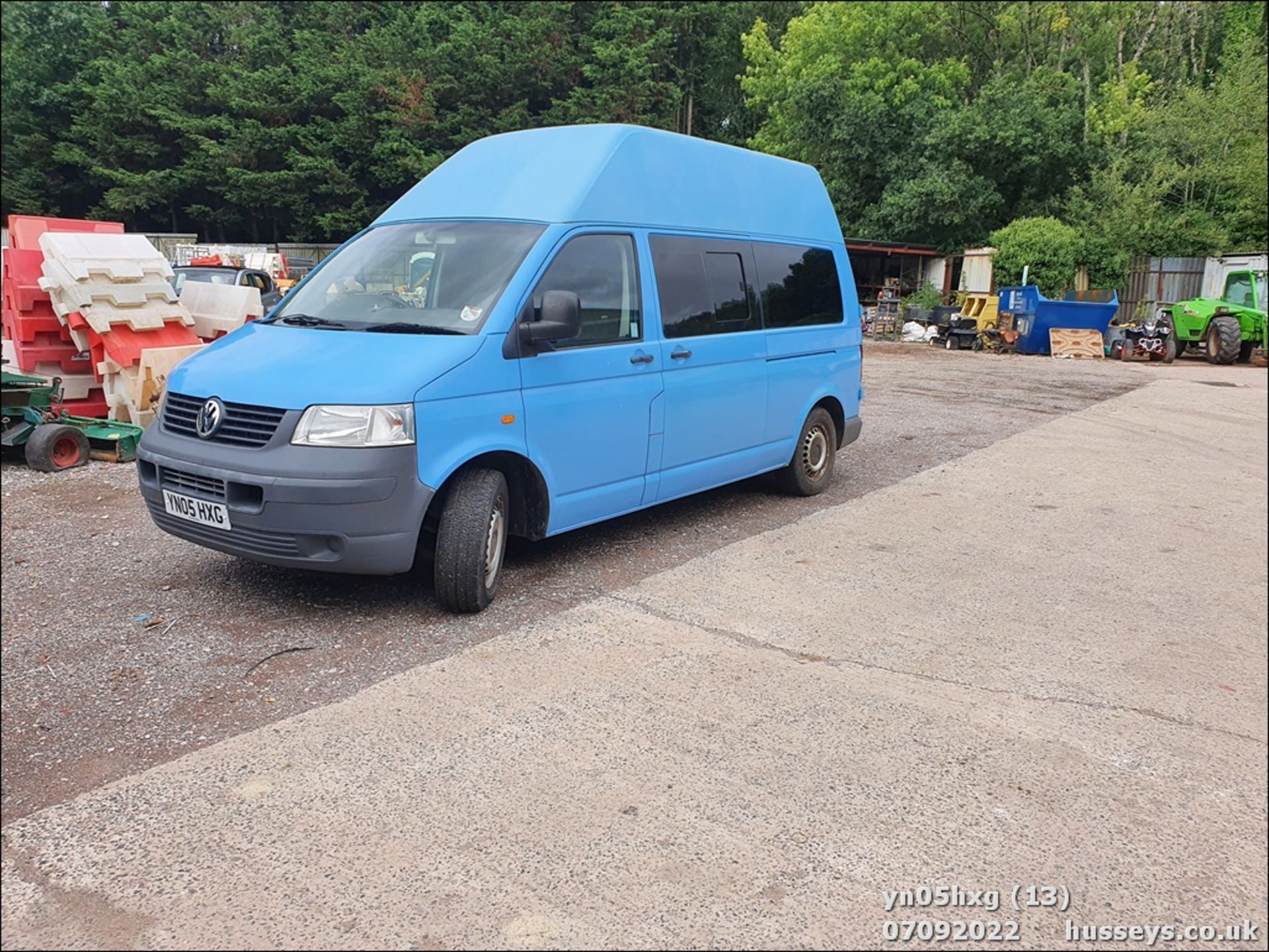 05/05 VOLKSWAGEN TRANSPORTER T30 130 TDI LWB A - 2460cc 5dr Van (Blue, 138k) - Image 12 of 34