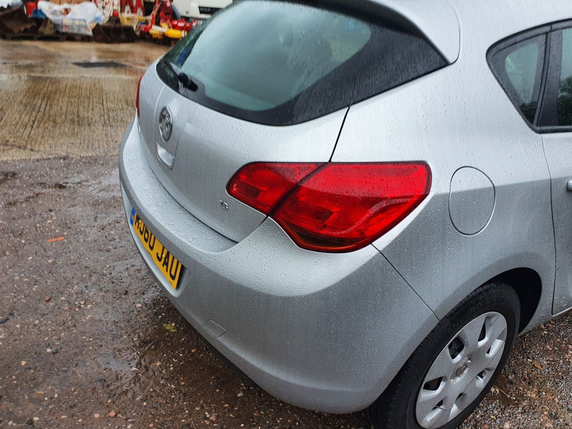 10/60 VAUXHALL ASTRA EXCLUSIV 113 - 1598cc 5dr Hatchback (Silver, 58k) - Image 10 of 23