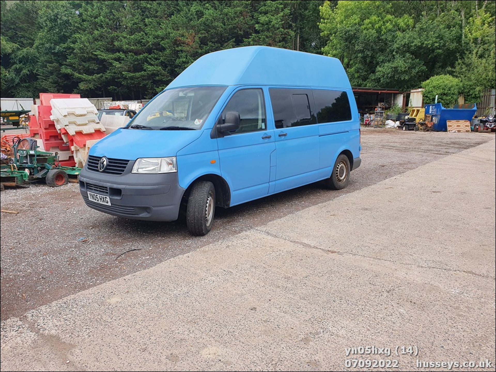 05/05 VOLKSWAGEN TRANSPORTER T30 130 TDI LWB A - 2460cc 5dr Van (Blue, 138k) - Image 13 of 34