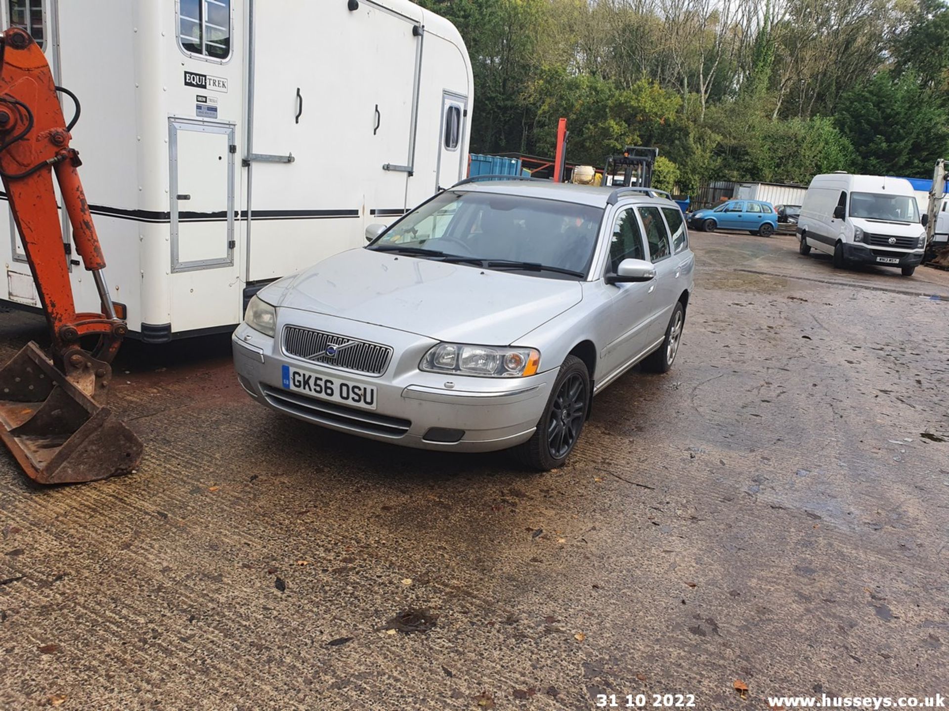 06/56 VOLVO V70 D5 SE E4 AWD - 2401cc 5dr Estate (Silver, 145k) - Image 4 of 22