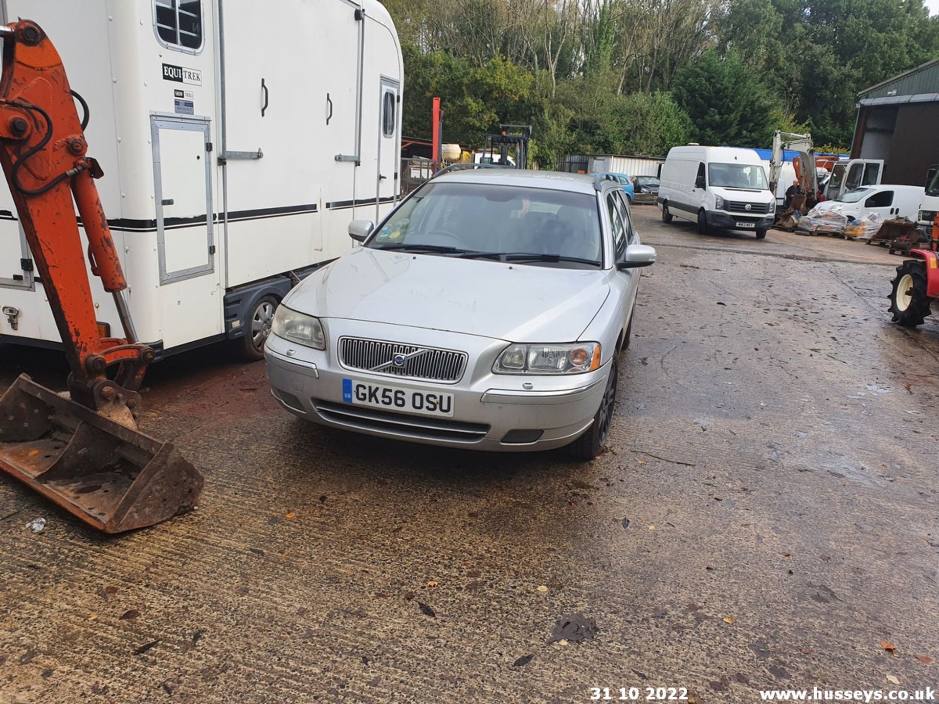 06/56 VOLVO V70 D5 SE E4 AWD - 2401cc 5dr Estate (Silver, 145k) - Image 6 of 22