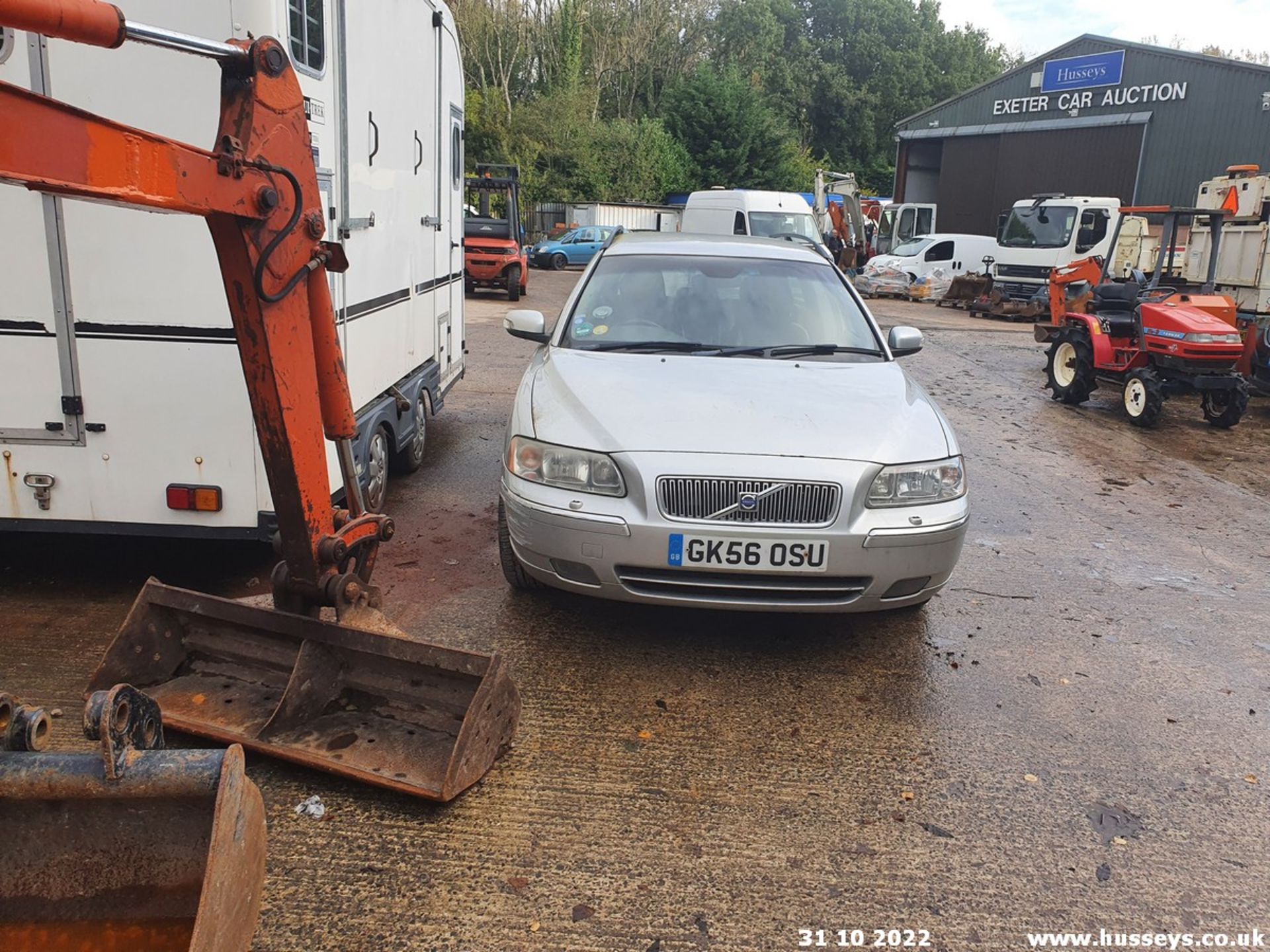 06/56 VOLVO V70 D5 SE E4 AWD - 2401cc 5dr Estate (Silver, 145k) - Image 7 of 22