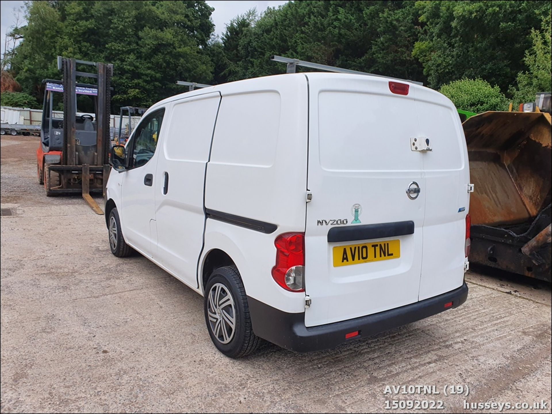 10/10 NISSAN NV200 SE DCI - 1461cc 6dr Van (White) - Image 19 of 35