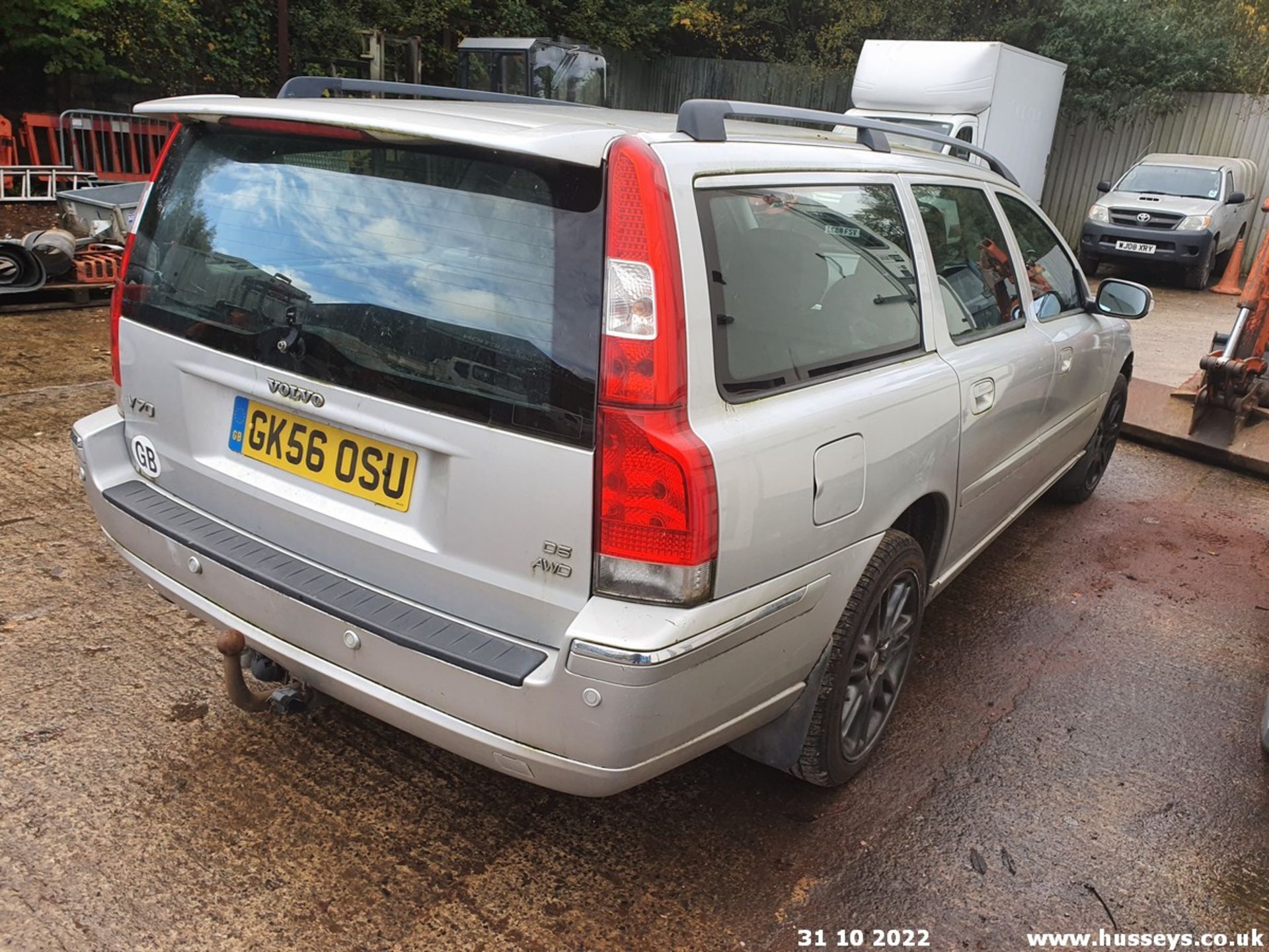 06/56 VOLVO V70 D5 SE E4 AWD - 2401cc 5dr Estate (Silver, 145k) - Image 13 of 22