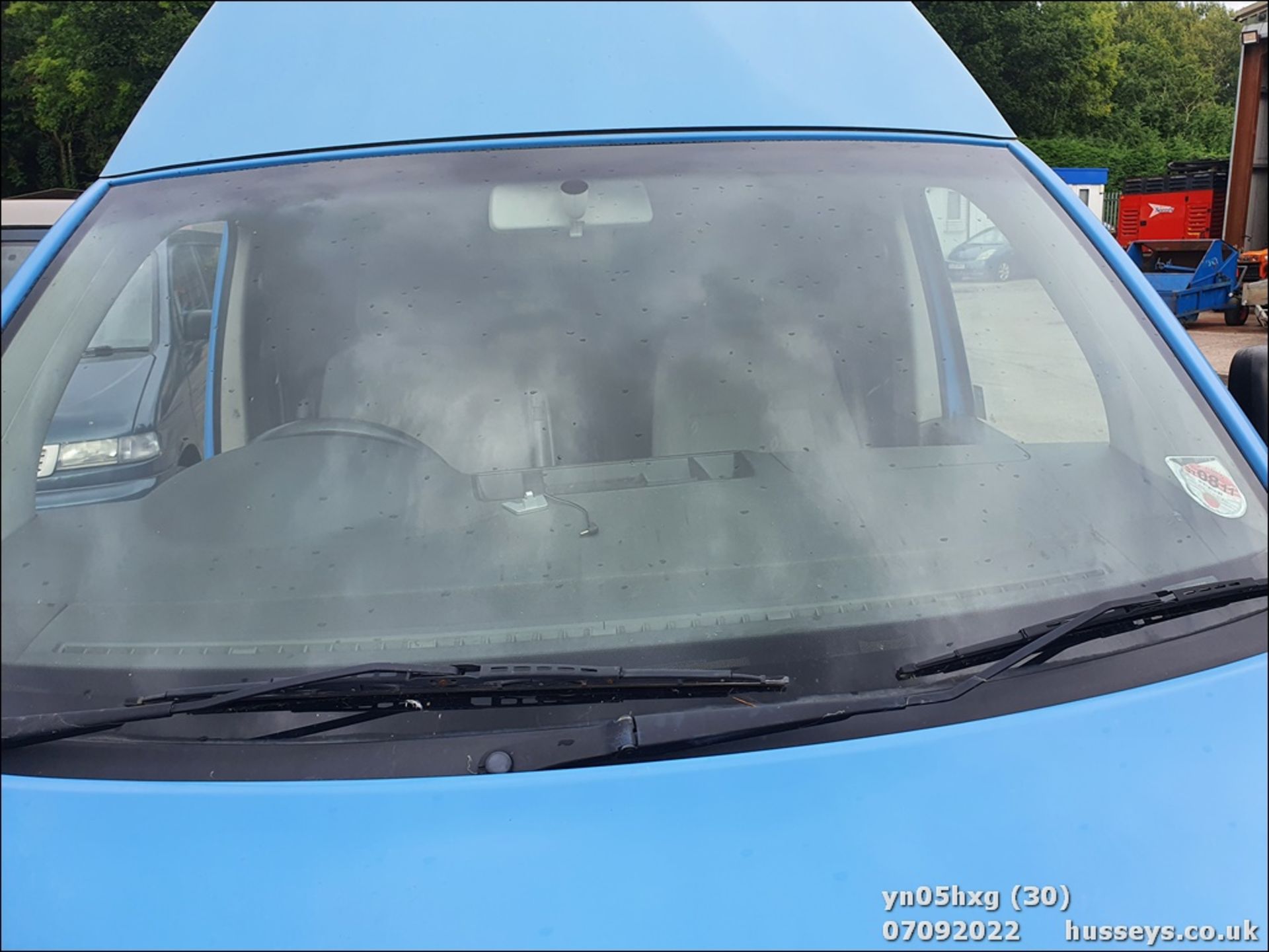 05/05 VOLKSWAGEN TRANSPORTER T30 130 TDI LWB A - 2460cc 5dr Van (Blue, 138k) - Image 30 of 34