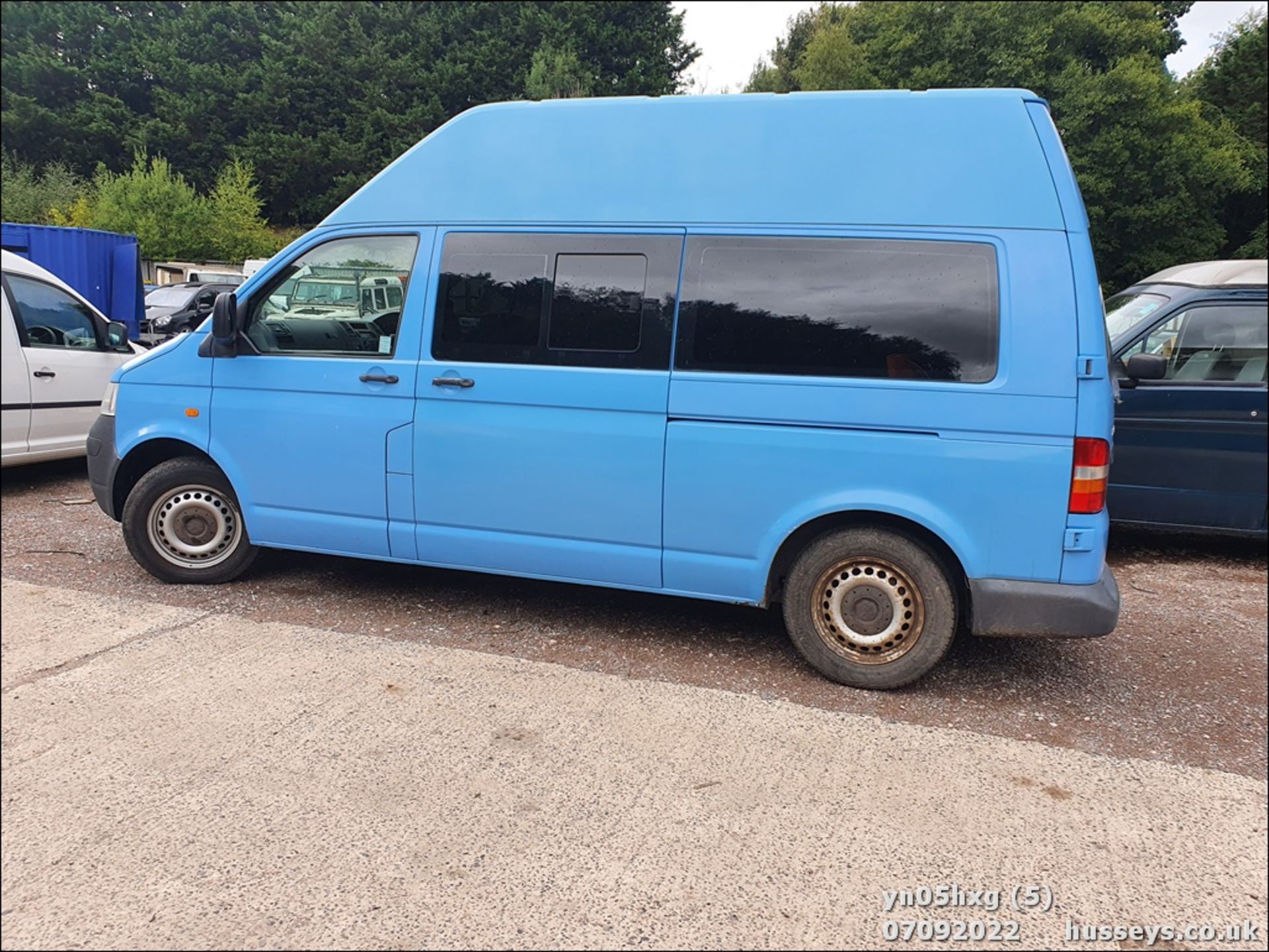 05/05 VOLKSWAGEN TRANSPORTER T30 130 TDI LWB A - 2460cc 5dr Van (Blue, 138k) - Image 5 of 34