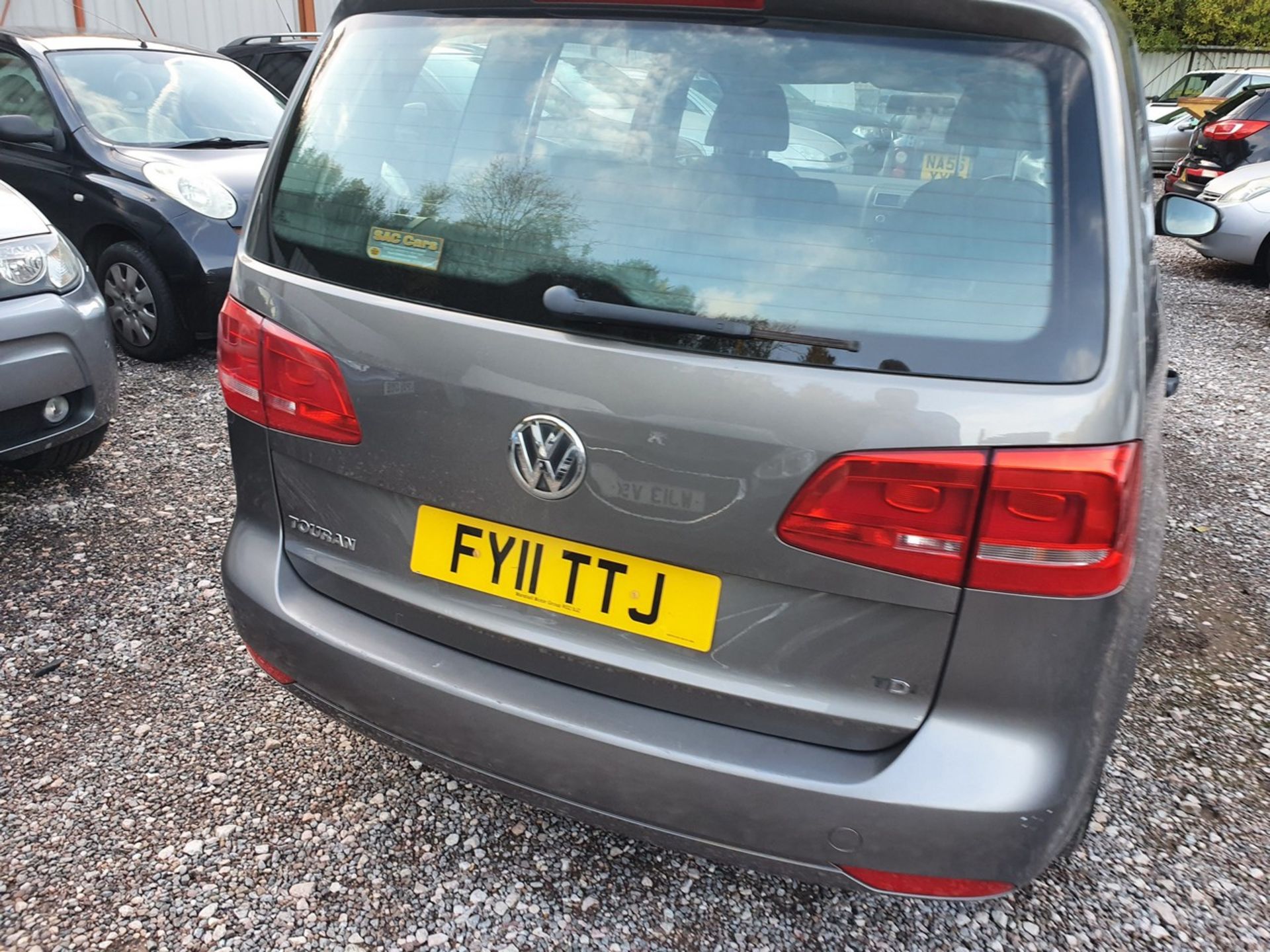 11/11 VOLKSWAGEN TOURAN S TDI 106 - 1598cc 5dr MPV (Grey, 137k) - Image 11 of 46