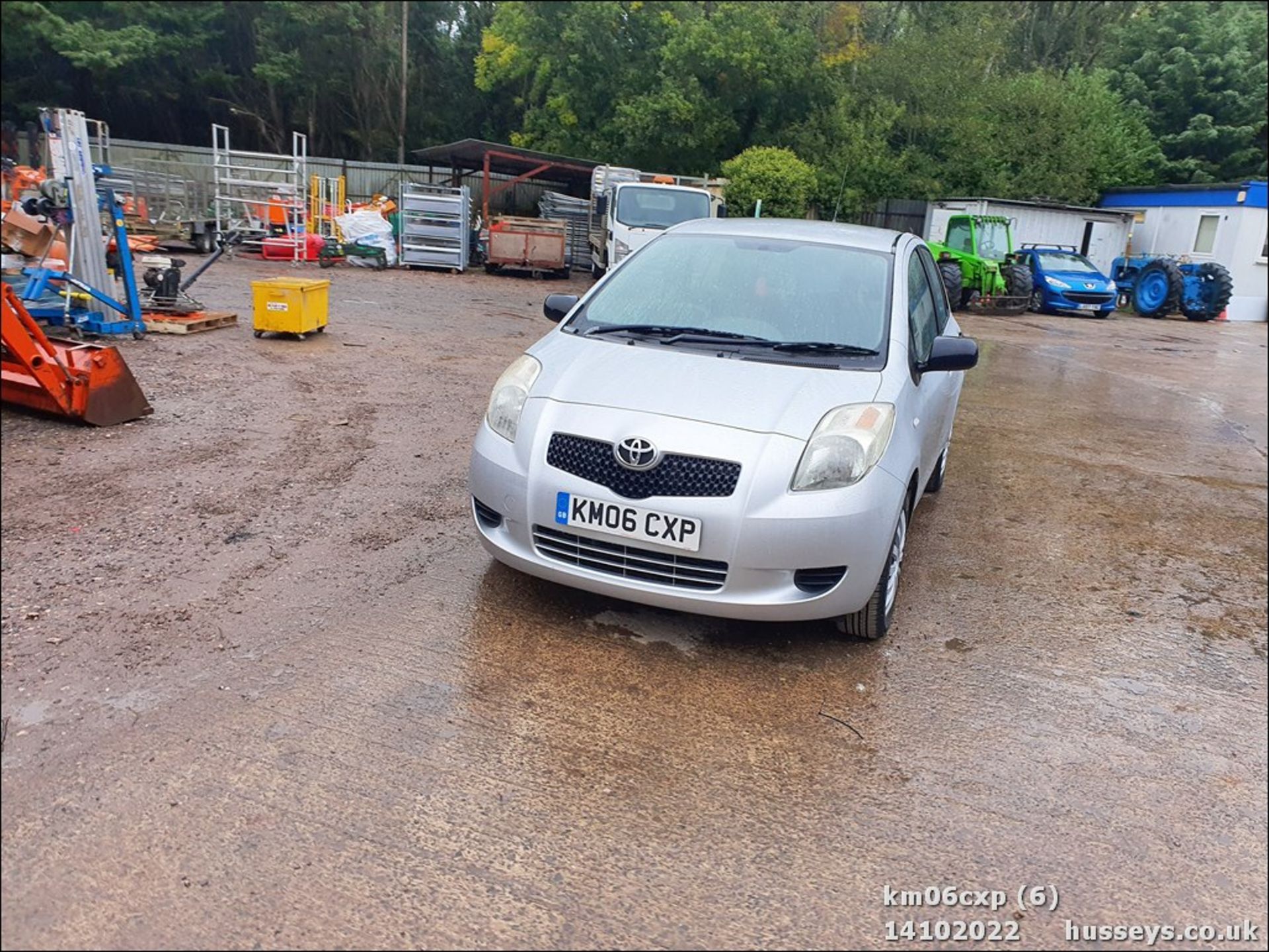 06/06 TOYOTA YARIS T2 - 998cc 5dr Hatchback (Silver, 73k) - Image 6 of 43