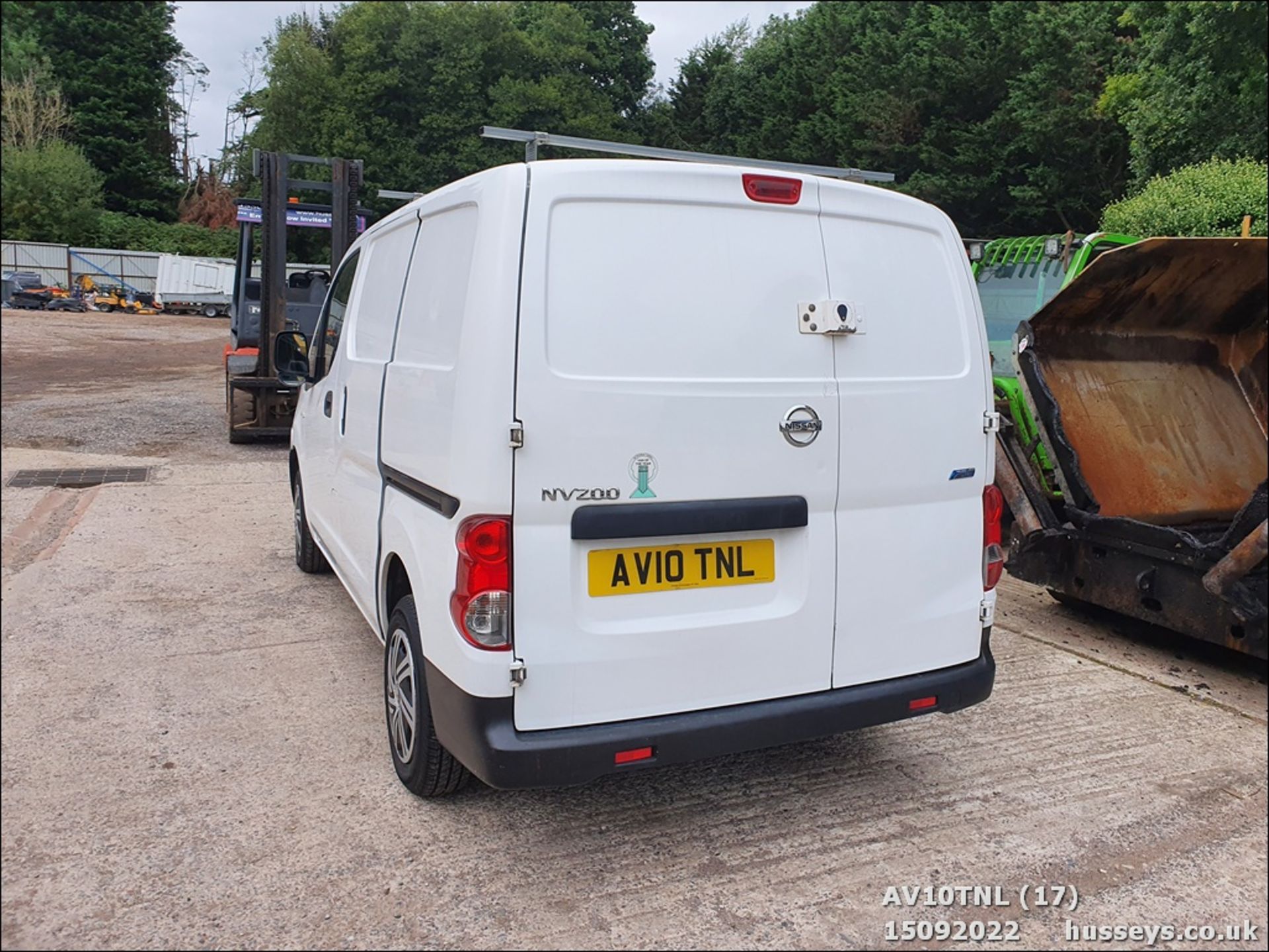 10/10 NISSAN NV200 SE DCI - 1461cc 6dr Van (White) - Image 17 of 35