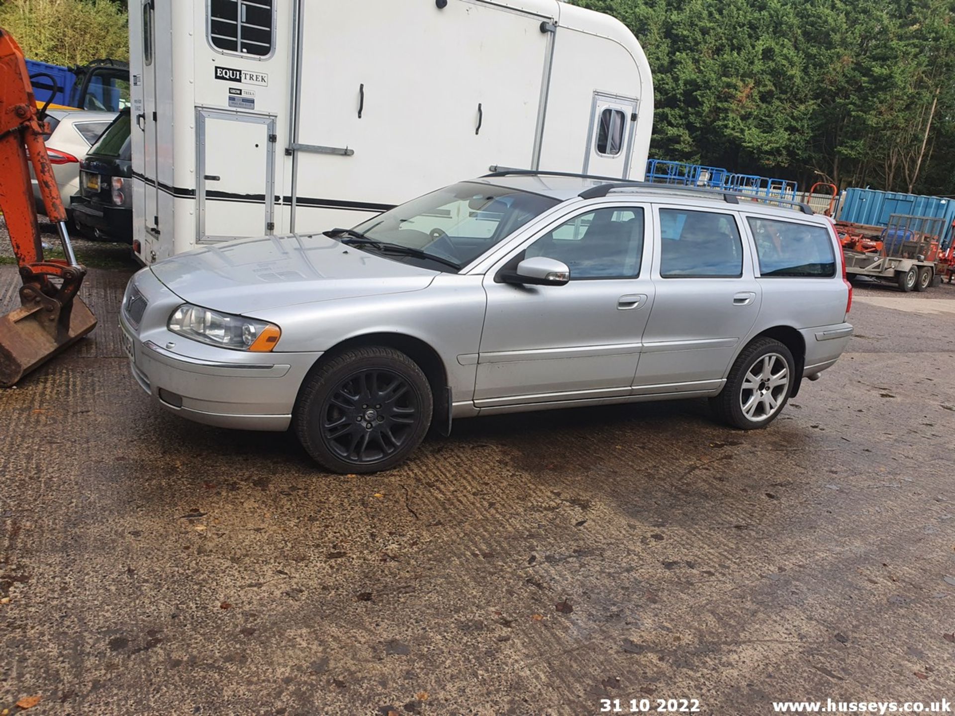 06/56 VOLVO V70 D5 SE E4 AWD - 2401cc 5dr Estate (Silver, 145k) - Image 3 of 22