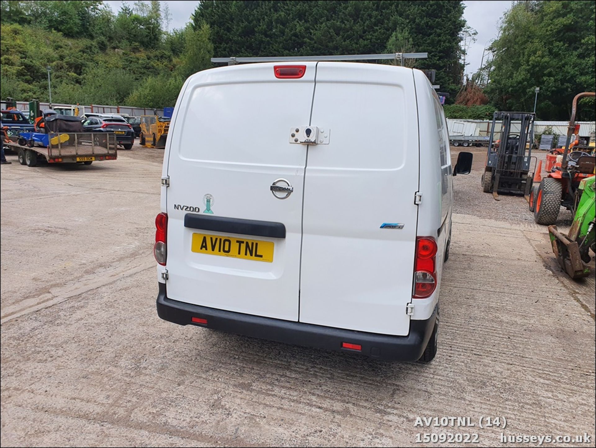 10/10 NISSAN NV200 SE DCI - 1461cc 6dr Van (White) - Image 14 of 35