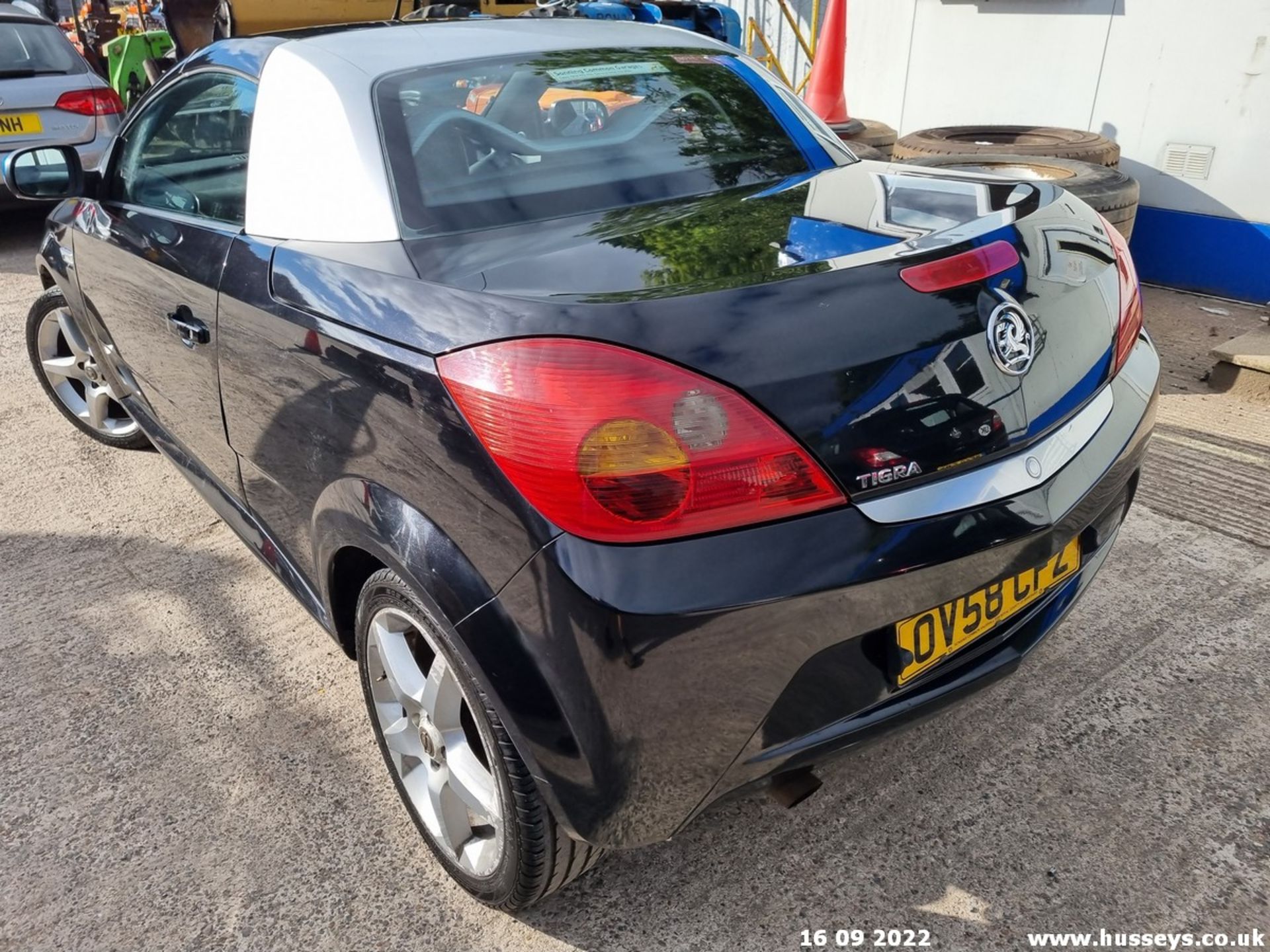 08/58 VAUXHALL TIGRA EXCLUSIV - 1364cc 2dr Convertible (Black) - Image 15 of 20