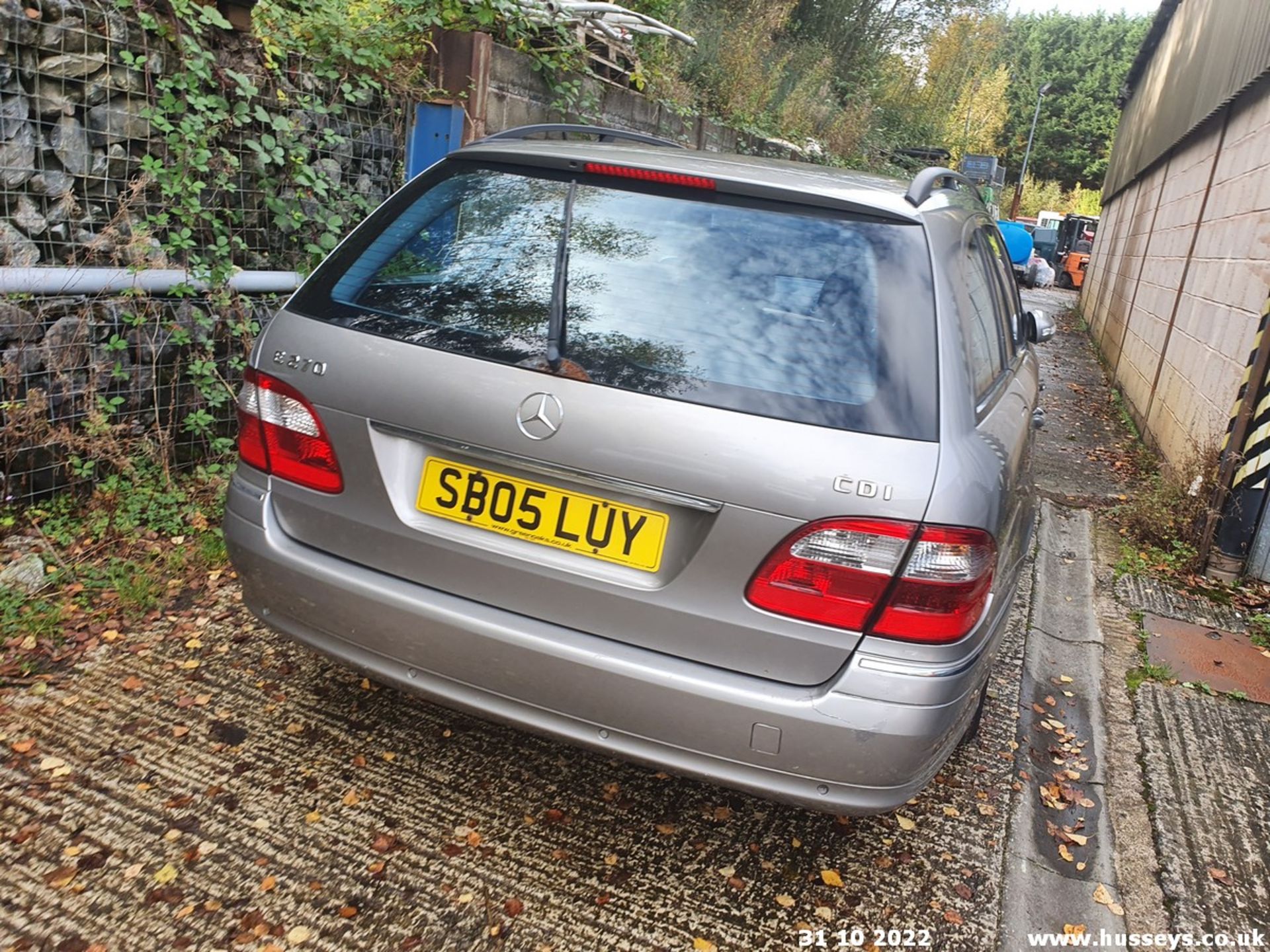 05/05 MERCEDES E270 CDI AVANTGARDE A - 2685cc 5dr Estate (Silver, 147k) - Image 12 of 33