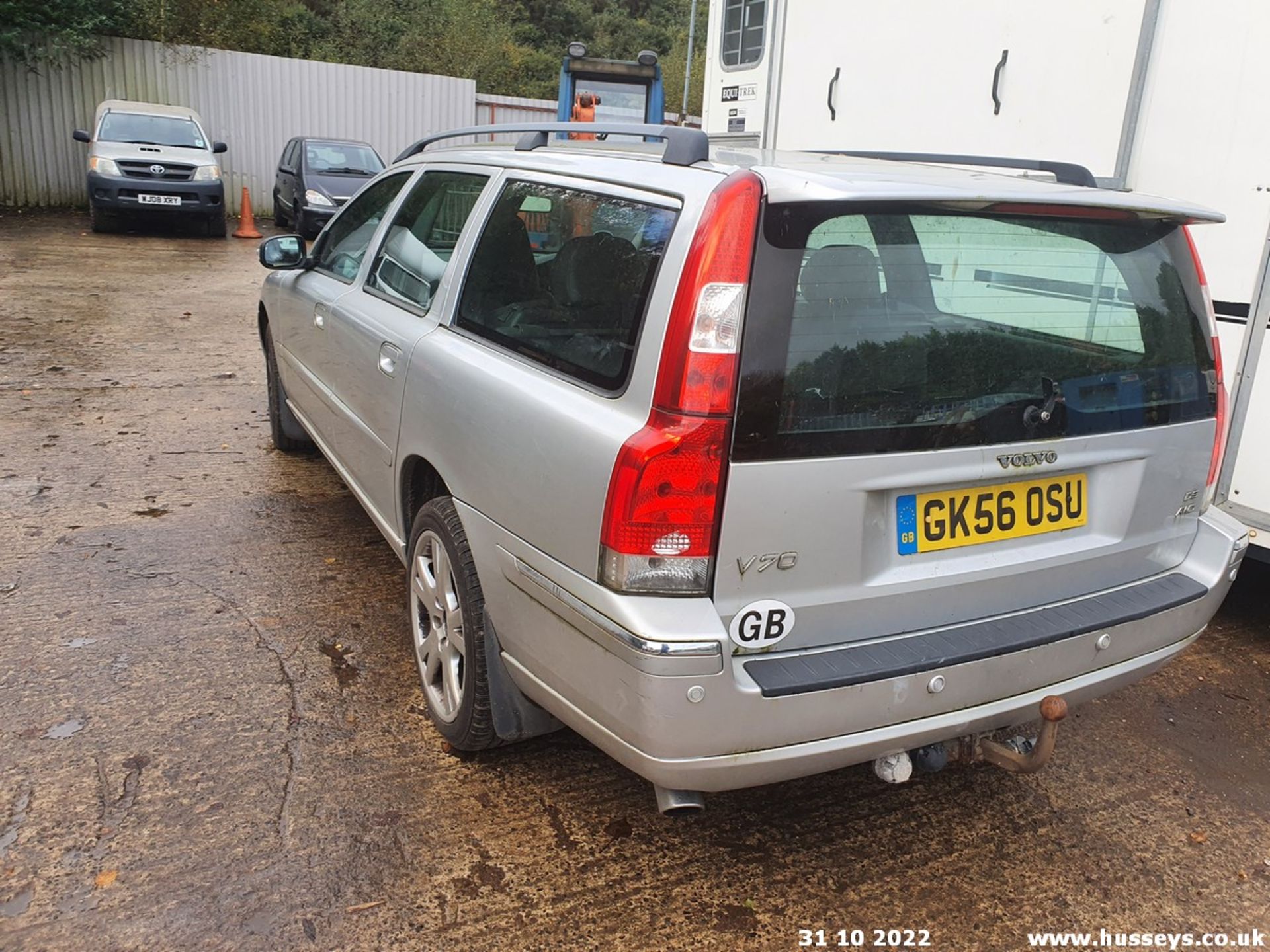 06/56 VOLVO V70 D5 SE E4 AWD - 2401cc 5dr Estate (Silver, 145k) - Image 17 of 22