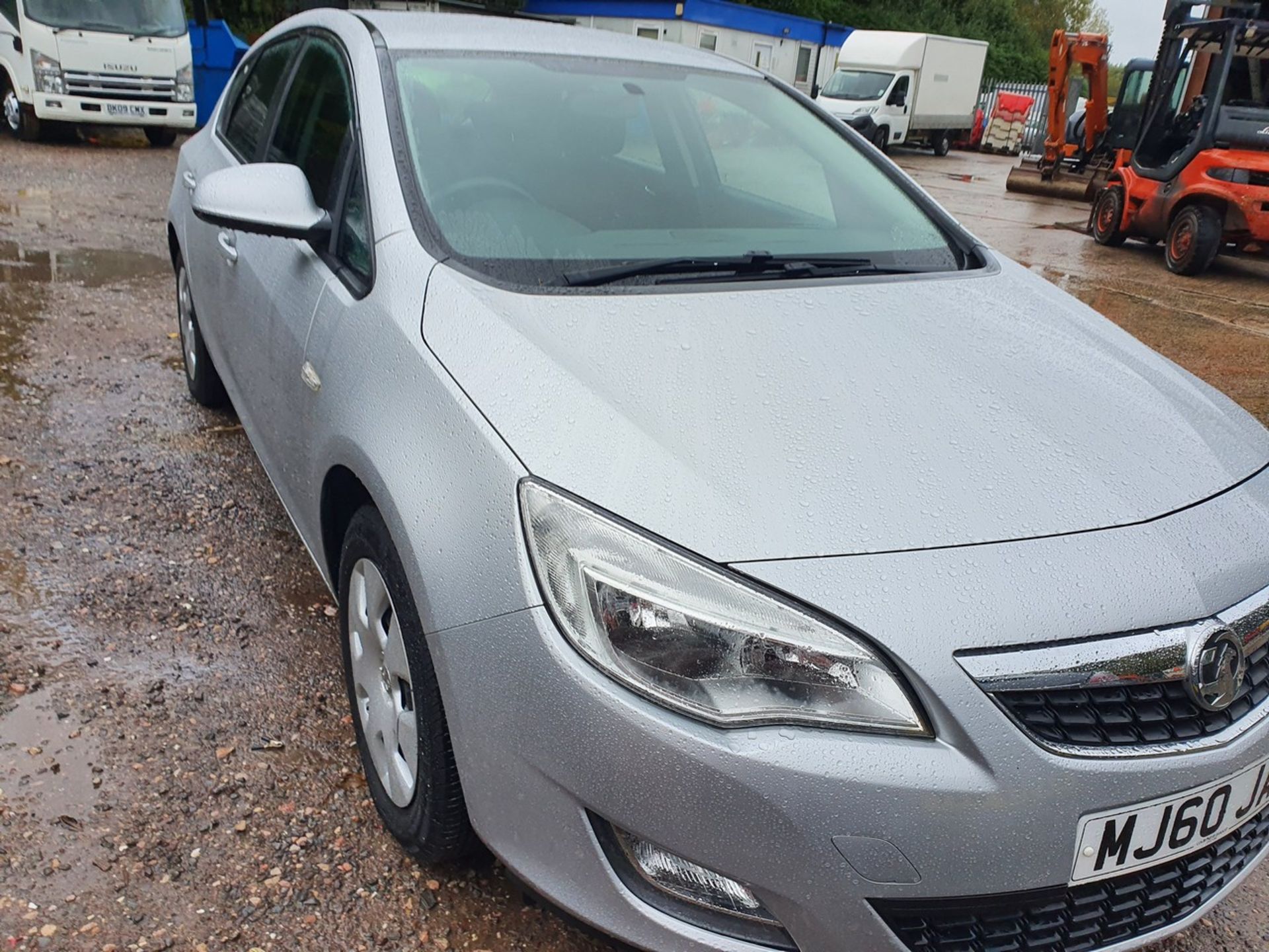 10/60 VAUXHALL ASTRA EXCLUSIV 113 - 1598cc 5dr Hatchback (Silver, 58k) - Image 5 of 23