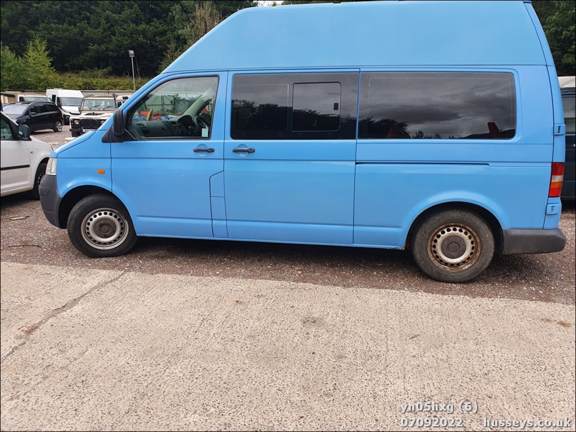 05/05 VOLKSWAGEN TRANSPORTER T30 130 TDI LWB A - 2460cc 5dr Van (Blue, 138k) - Image 6 of 34