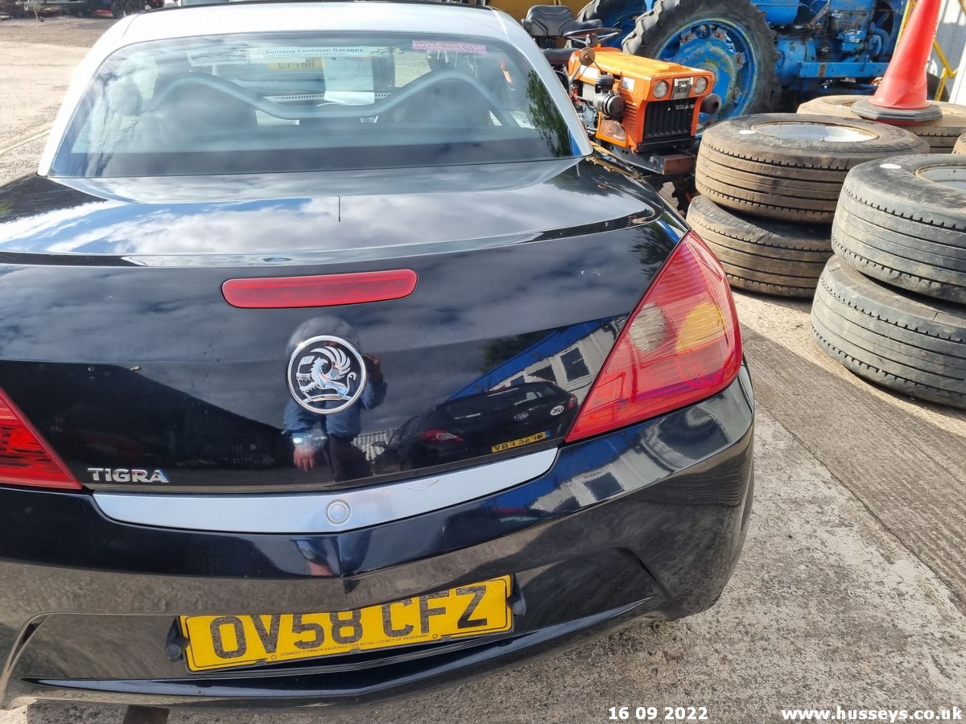 08/58 VAUXHALL TIGRA EXCLUSIV - 1364cc 2dr Convertible (Black) - Image 13 of 20