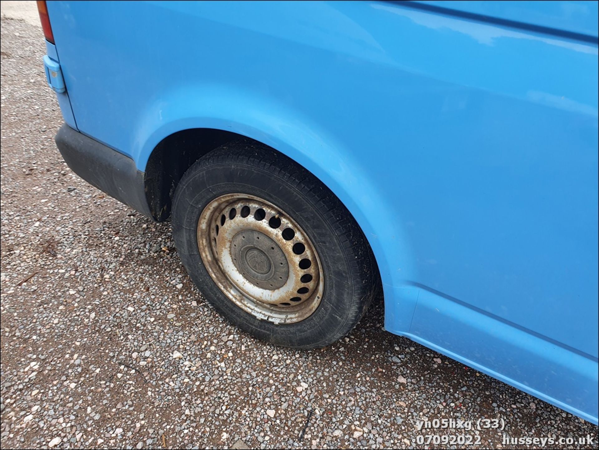 05/05 VOLKSWAGEN TRANSPORTER T30 130 TDI LWB A - 2460cc 5dr Van (Blue, 138k) - Image 33 of 34