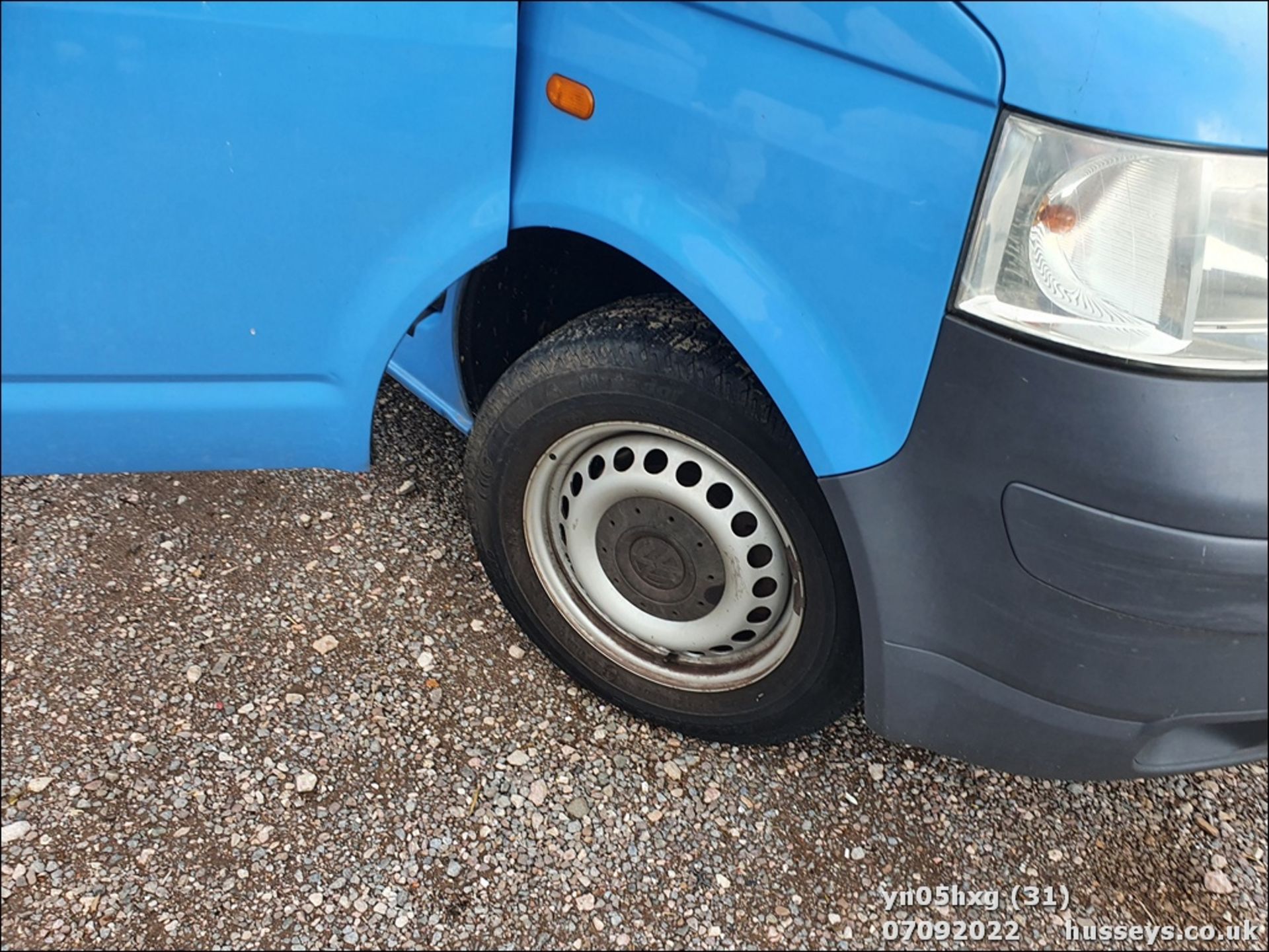 05/05 VOLKSWAGEN TRANSPORTER T30 130 TDI LWB A - 2460cc 5dr Van (Blue, 138k) - Image 31 of 34