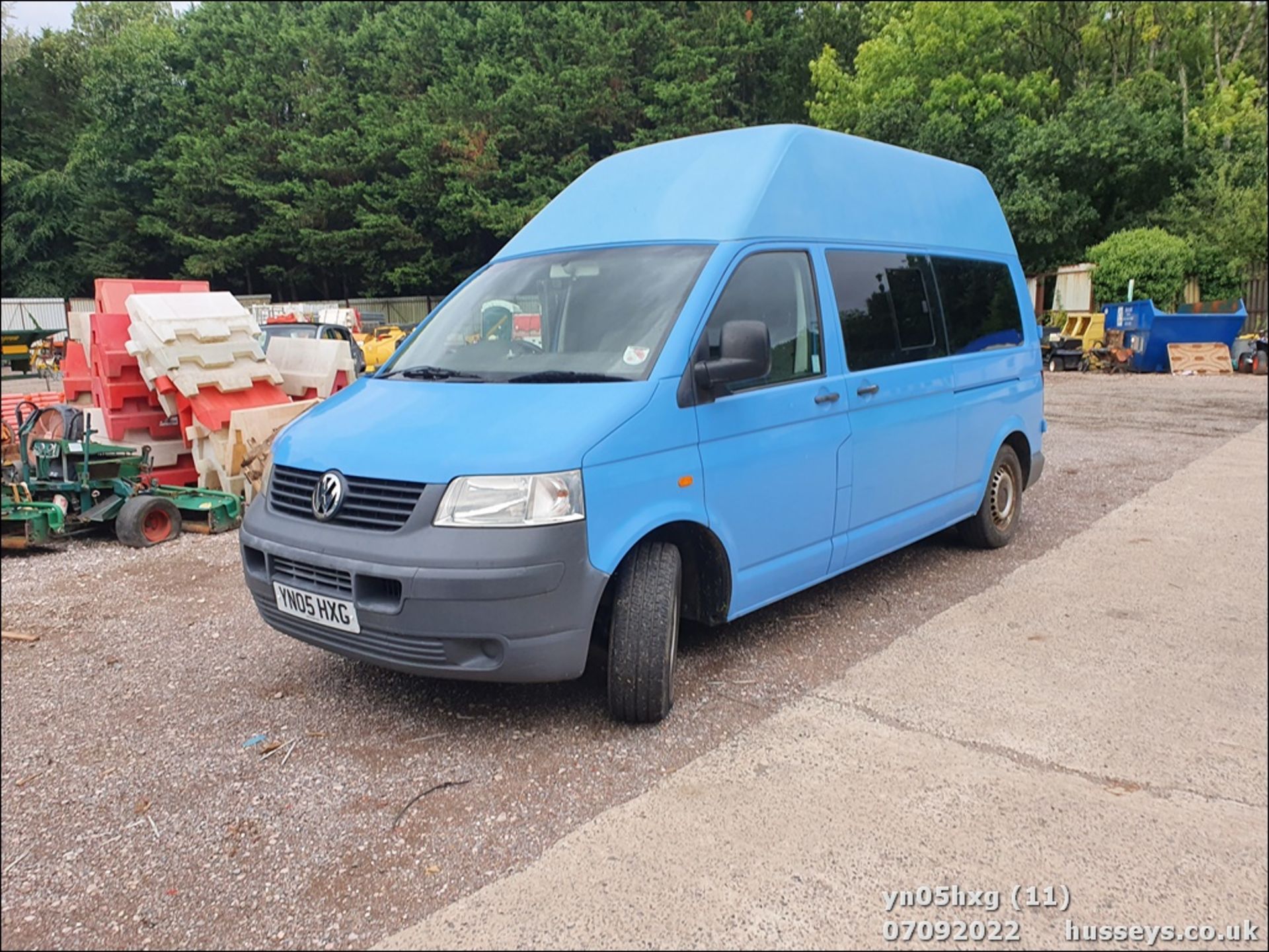 05/05 VOLKSWAGEN TRANSPORTER T30 130 TDI LWB A - 2460cc 5dr Van (Blue, 138k) - Image 10 of 34