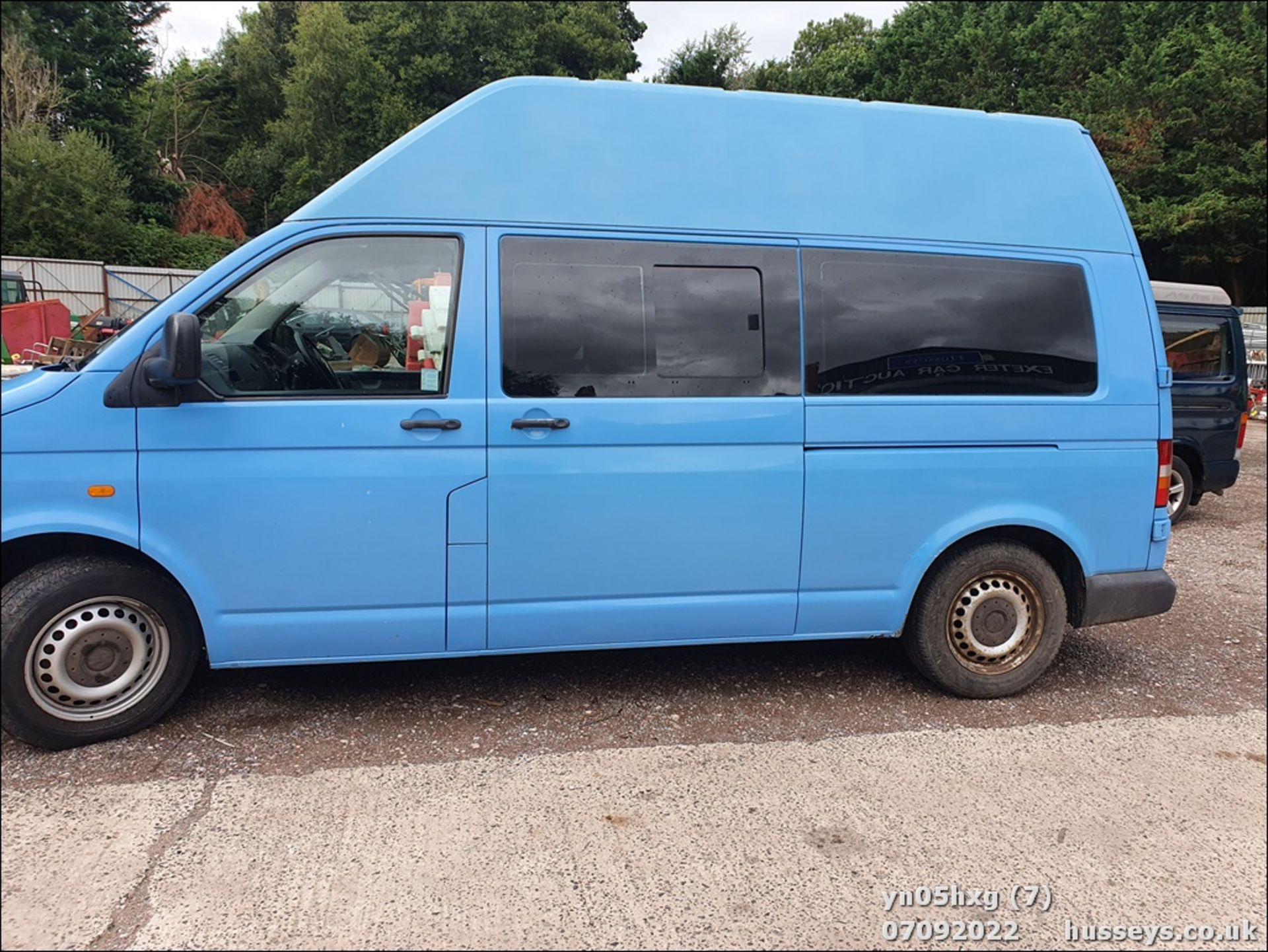 05/05 VOLKSWAGEN TRANSPORTER T30 130 TDI LWB A - 2460cc 5dr Van (Blue, 138k) - Image 7 of 34