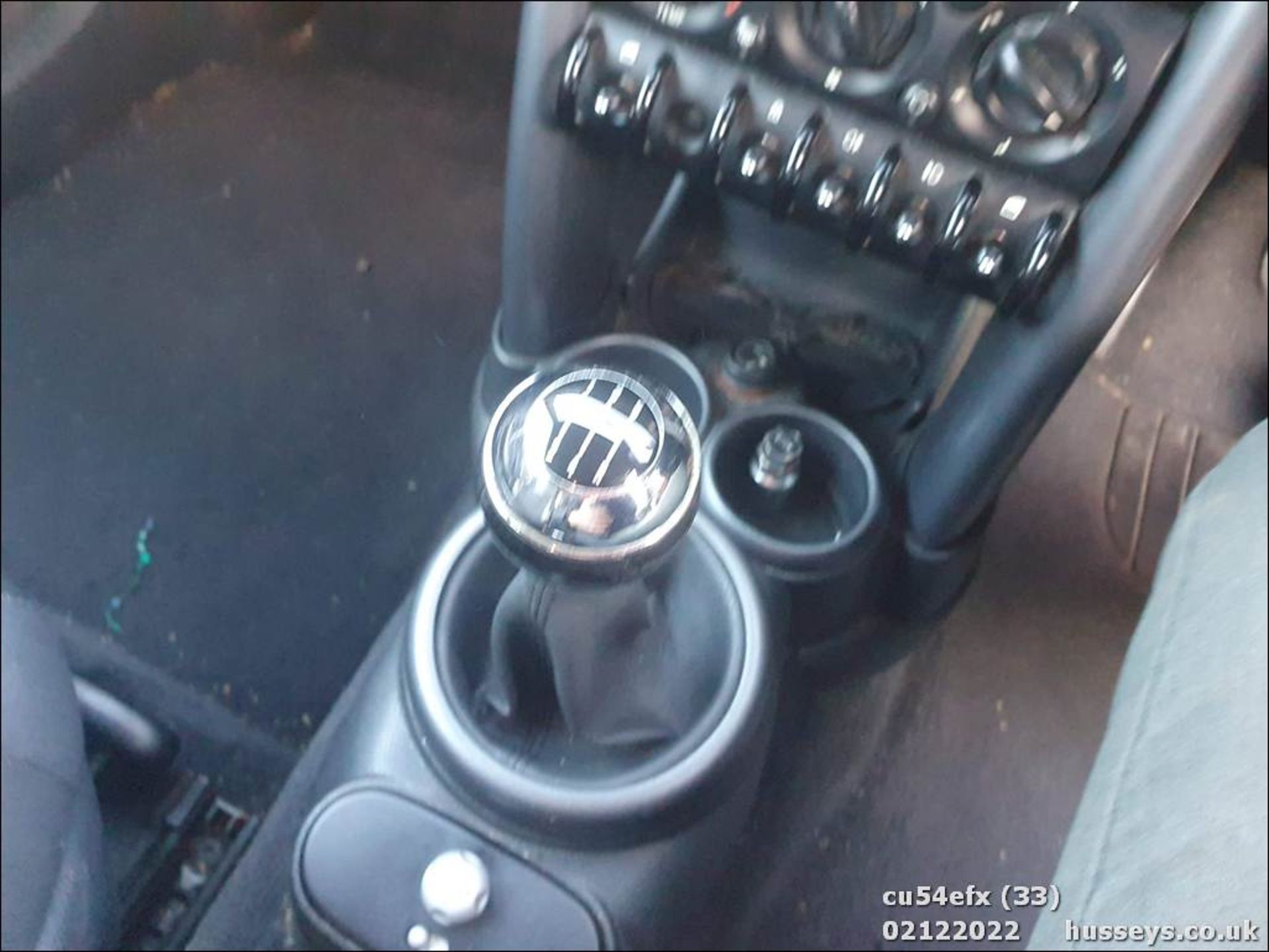 04/54 MINI MINI COOPER - 1598cc 3dr Hatchback (Black) - Image 33 of 38