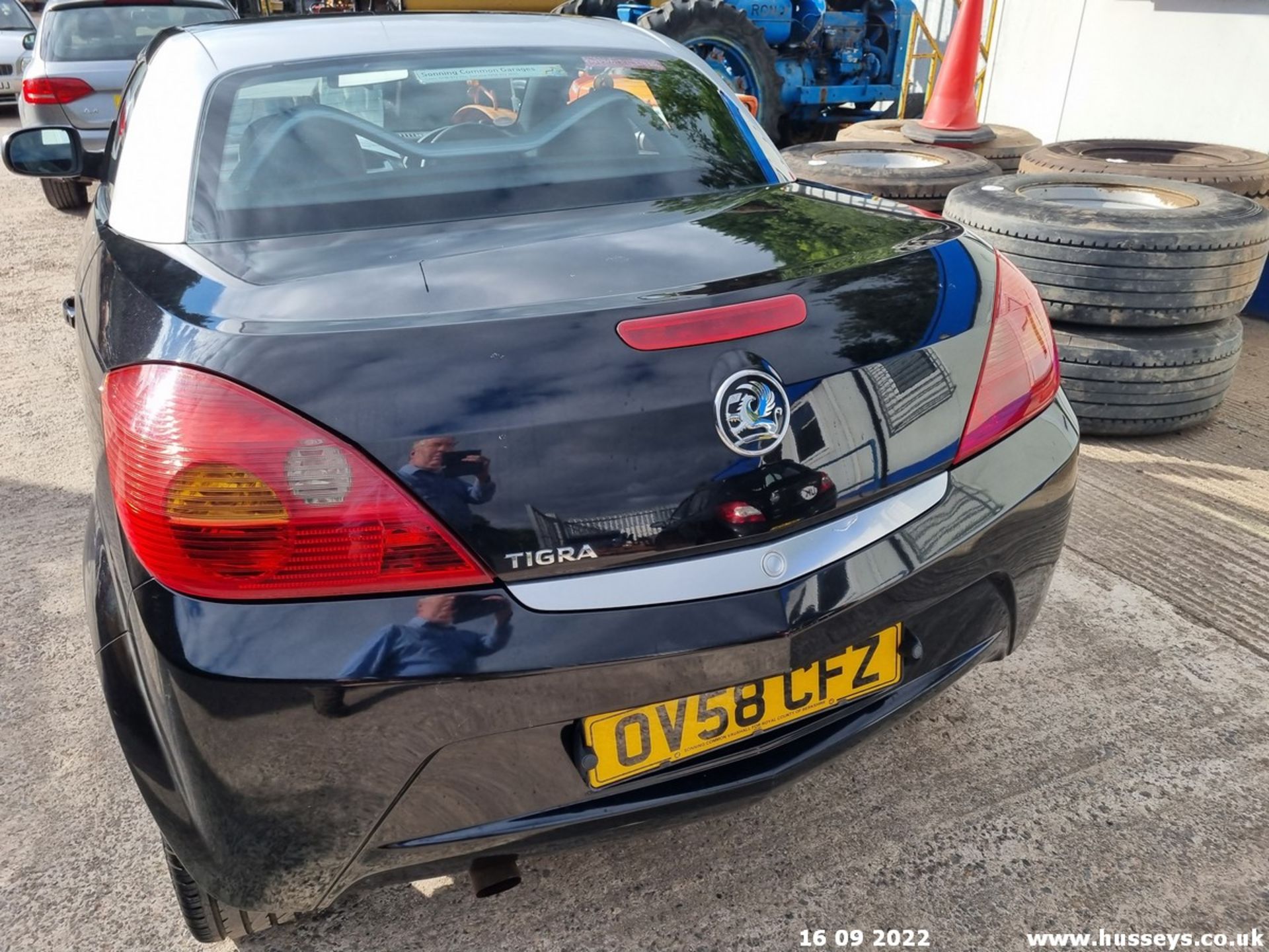 08/58 VAUXHALL TIGRA EXCLUSIV - 1364cc 2dr Convertible (Black) - Image 14 of 20