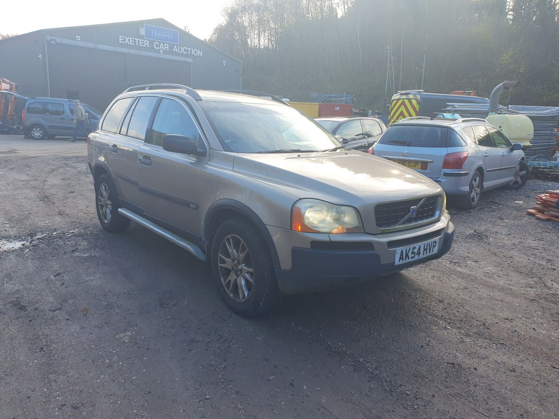 04/54 VOLVO XC 90 T6 SE AWD SEMI-AUTO - 2922cc 5dr Estate (Gold, 137k) - Image 6 of 47