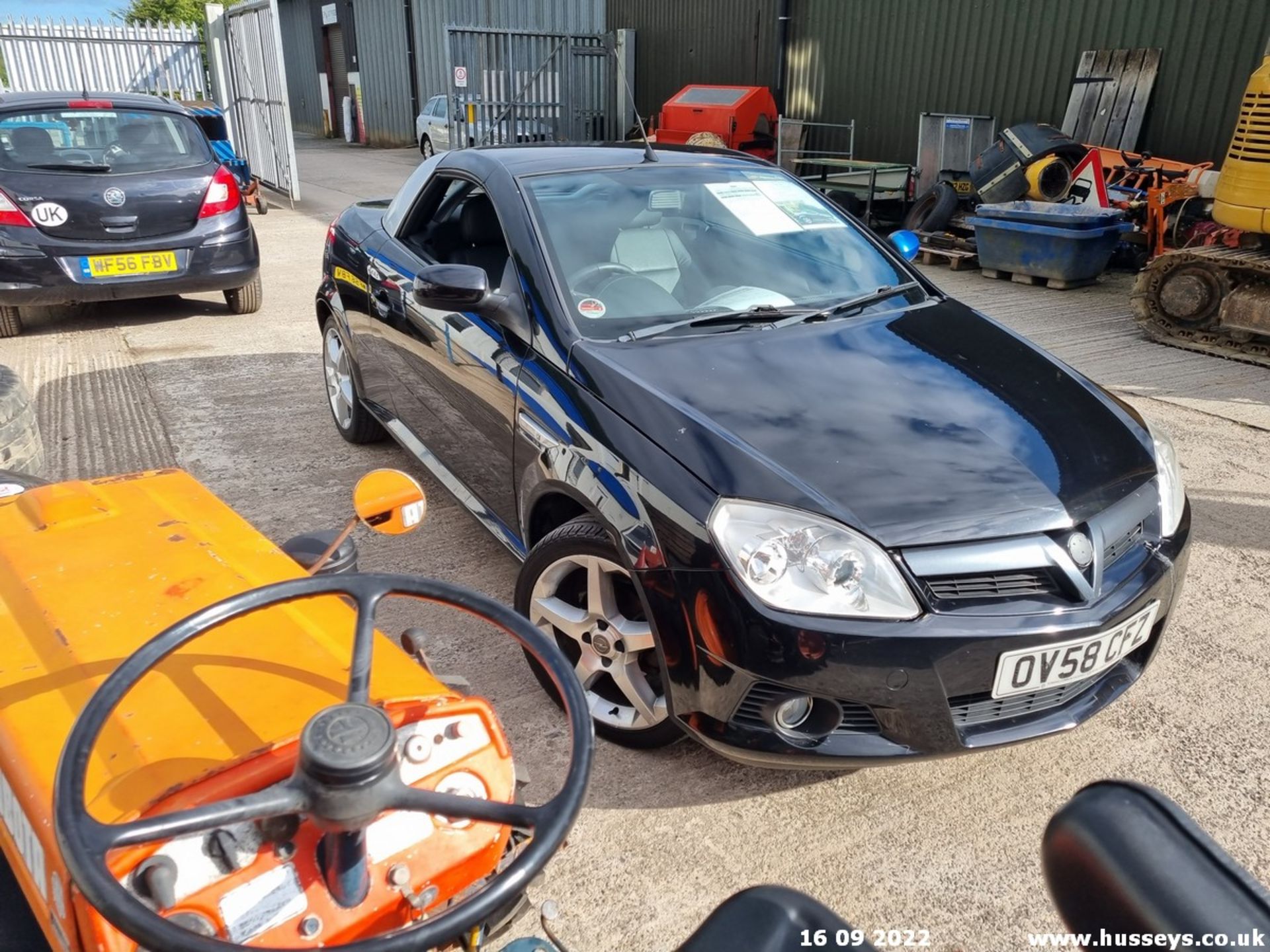 08/58 VAUXHALL TIGRA EXCLUSIV - 1364cc 2dr Convertible (Black) - Image 9 of 20