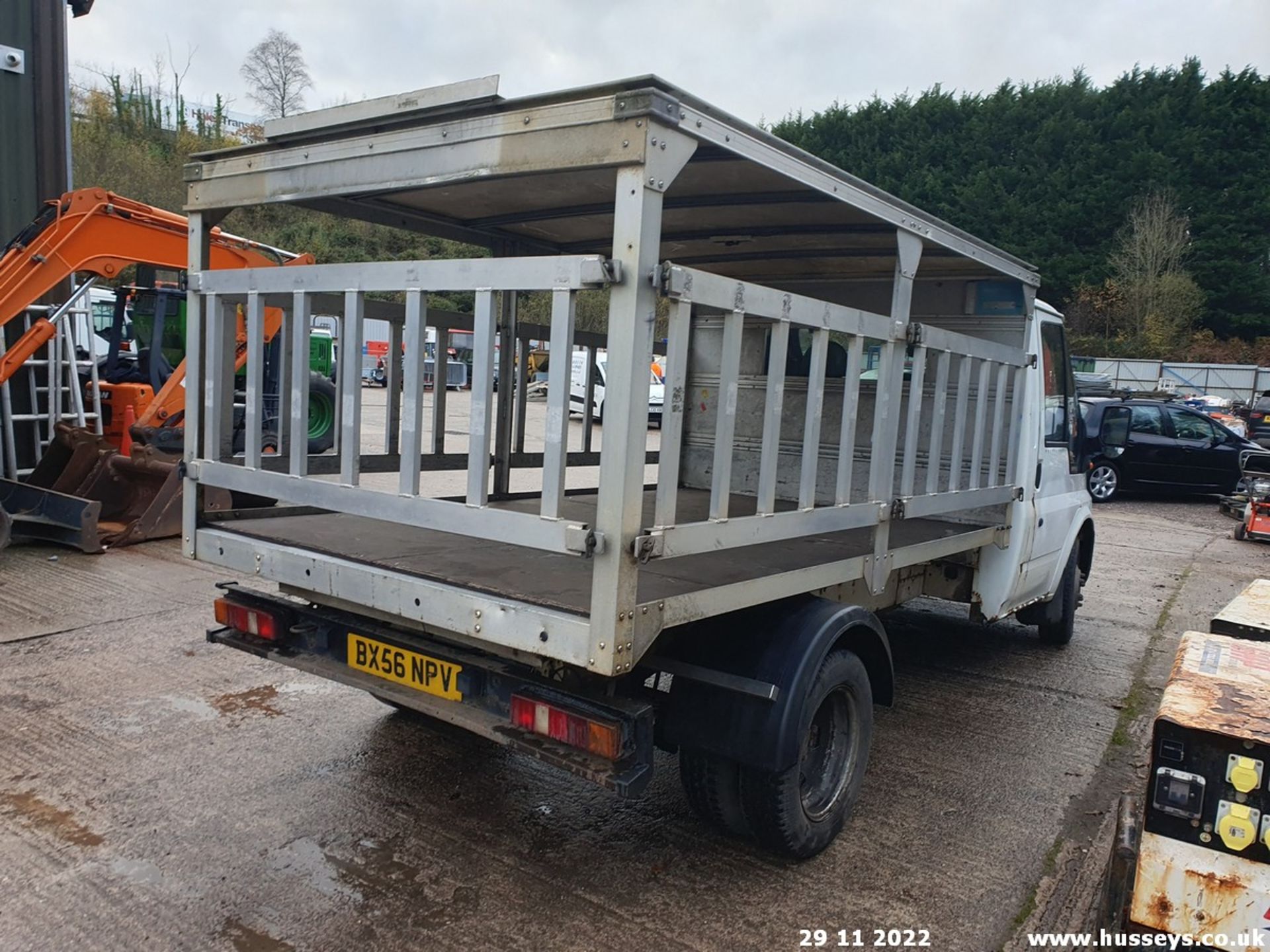 06/56 FORD TRANSIT 350 MWB TD MILK FLOAT 2402cc 2dr (White, 114k) - Image 12 of 28