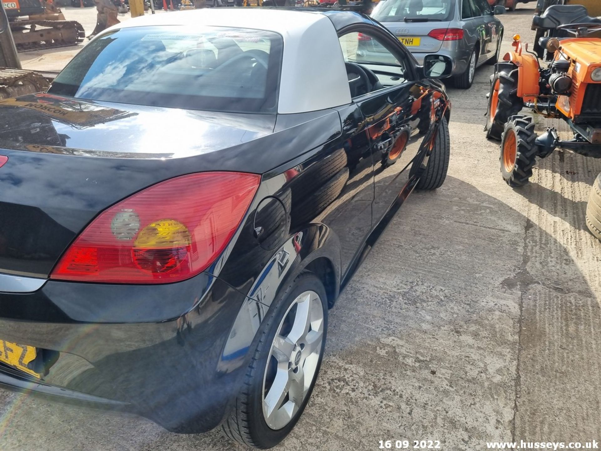 08/58 VAUXHALL TIGRA EXCLUSIV - 1364cc 2dr Convertible (Black) - Image 17 of 20