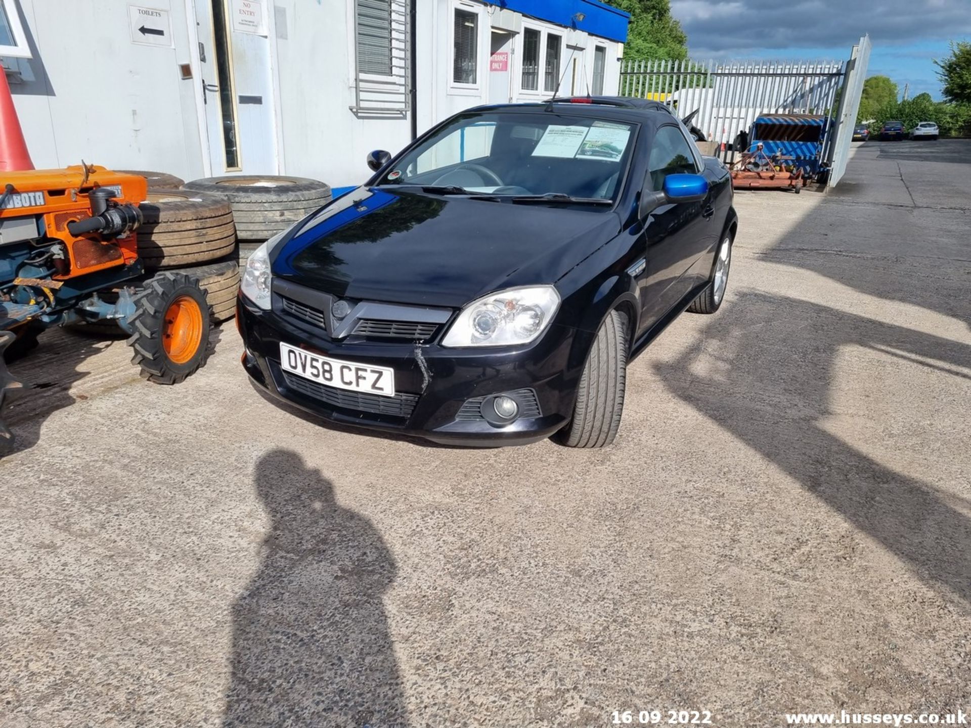 08/58 VAUXHALL TIGRA EXCLUSIV - 1364cc 2dr Convertible (Black) - Image 4 of 20