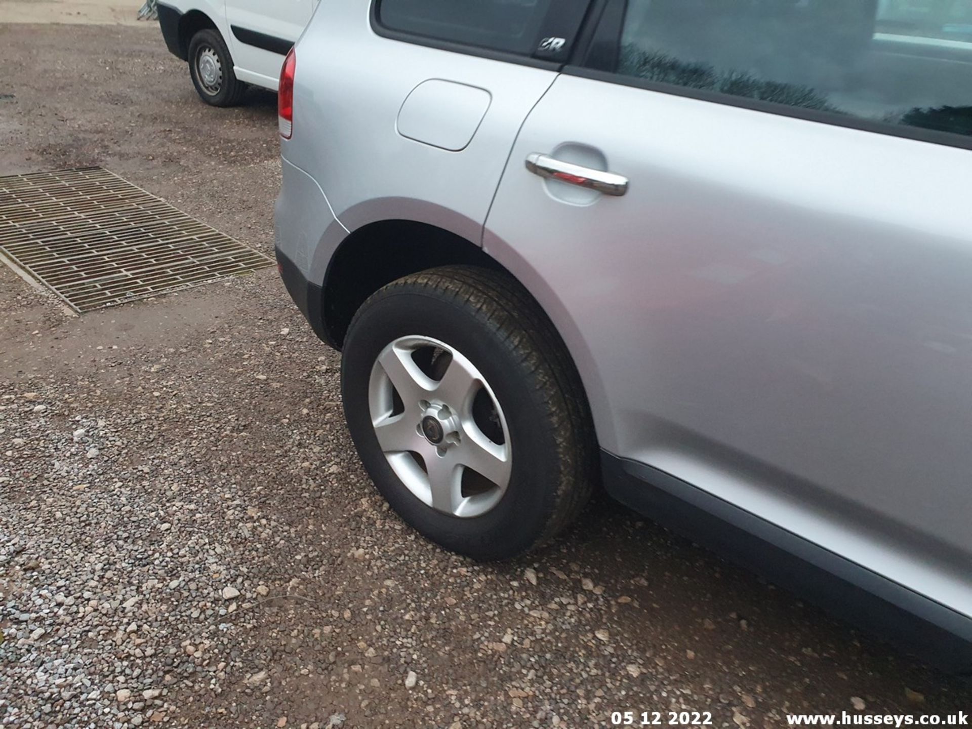 2003 VOLKSWAGEN TOUAREG TDI - 2461cc 5dr Estate (Silver, 115k) - Image 8 of 29