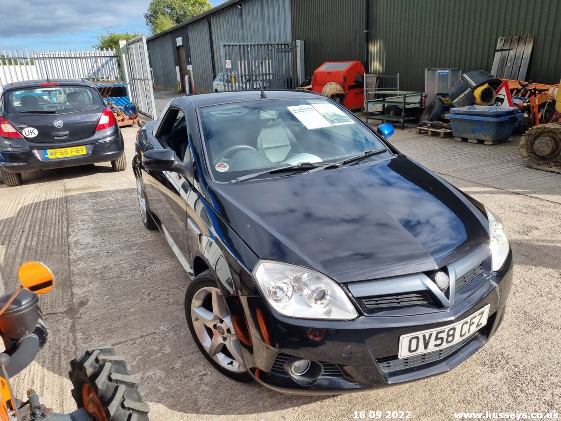 08/58 VAUXHALL TIGRA EXCLUSIV - 1364cc 2dr Convertible (Black) - Image 8 of 20