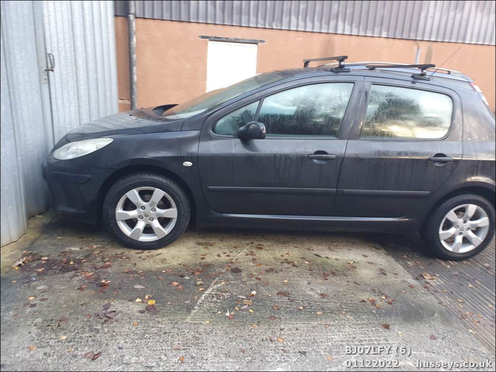 07/07 PEUGEOT 307 S - 1587cc 5dr Hatchback (Black) - Image 7 of 19