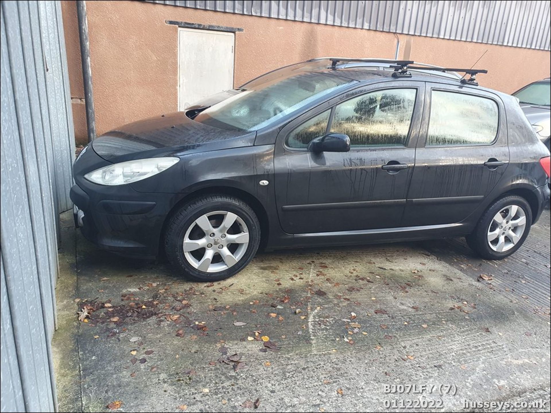 07/07 PEUGEOT 307 S - 1587cc 5dr Hatchback (Black) - Image 8 of 19